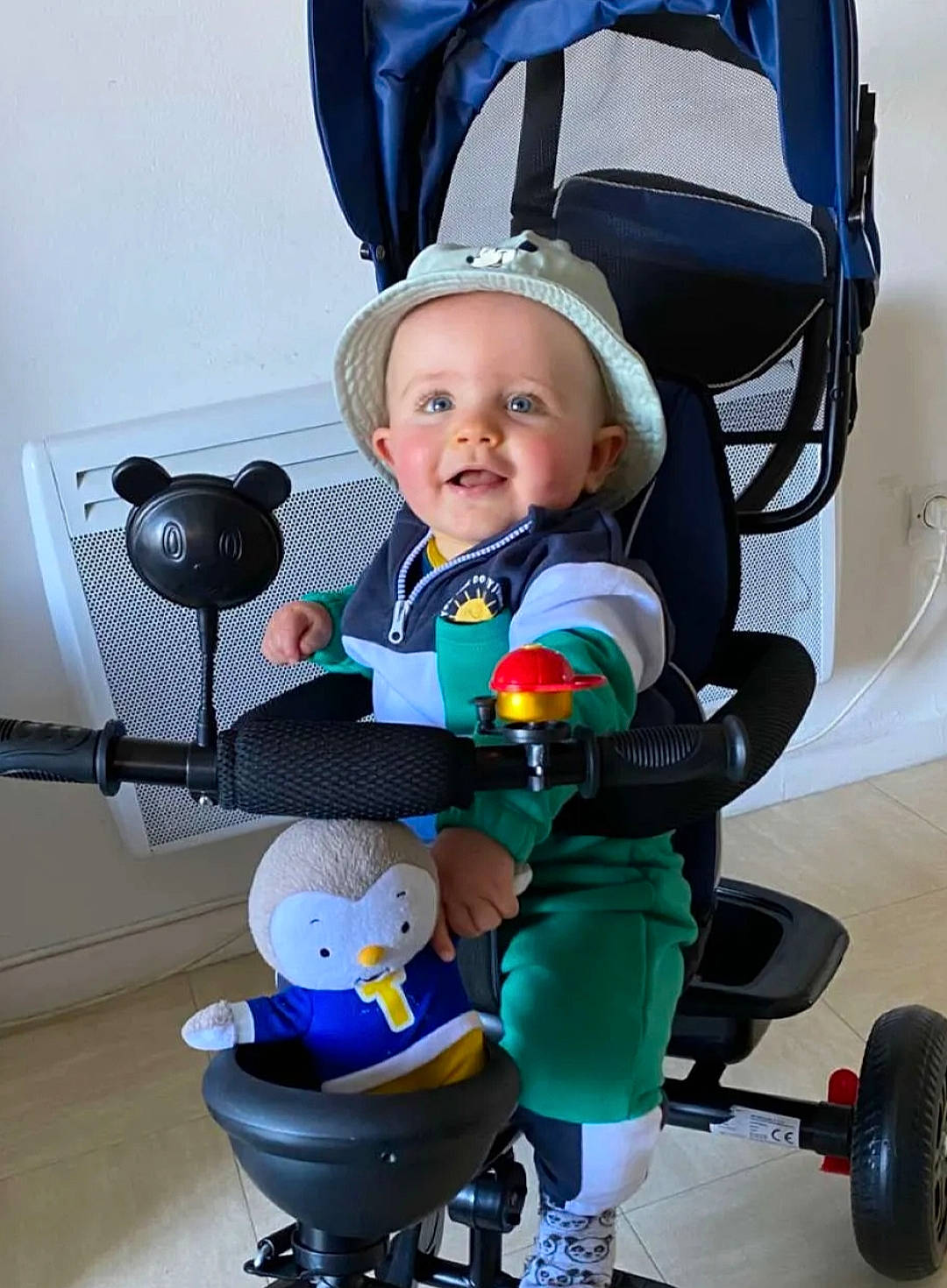 Kessim a rejoint le concours — aidez-le/la à gagner de superbes lots ! baby, baby_carriage, baby_products, baby_safety, black, blue, child, comfort, electric_blue, hand, headwear, human_body, office_chair, person, photograph, product, smile, tire, toddler, toy