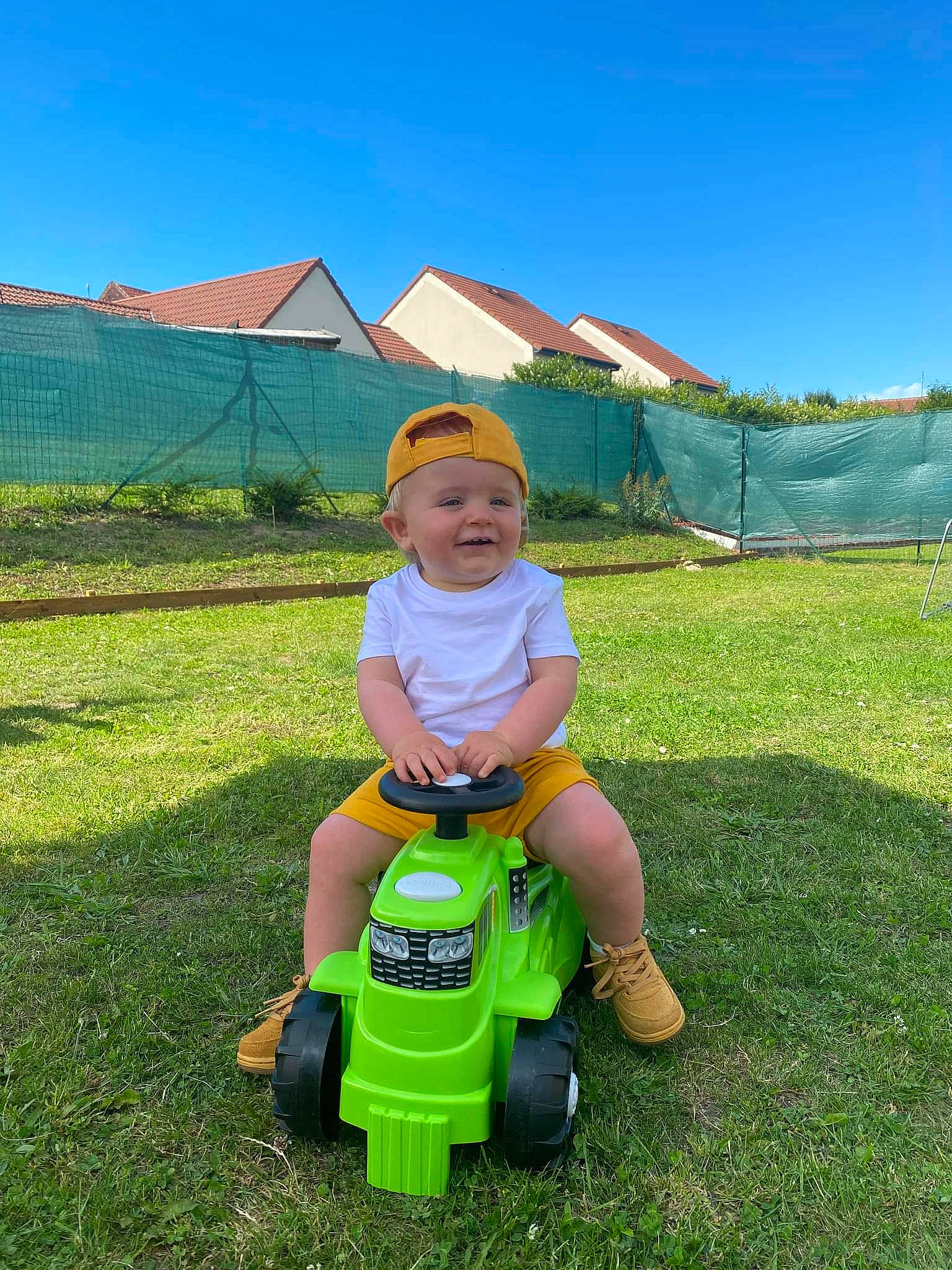 Kessim a rejoint le concours — aidez-le/la à gagner de superbes lots ! baby, baby_toddler_clothing, child, electric_blue, fun, grass, grassland, happy, headwear, joy, landscape, lawn, lawn_mower, leisure, mower, people_in_nature, person, plant, shade, sky