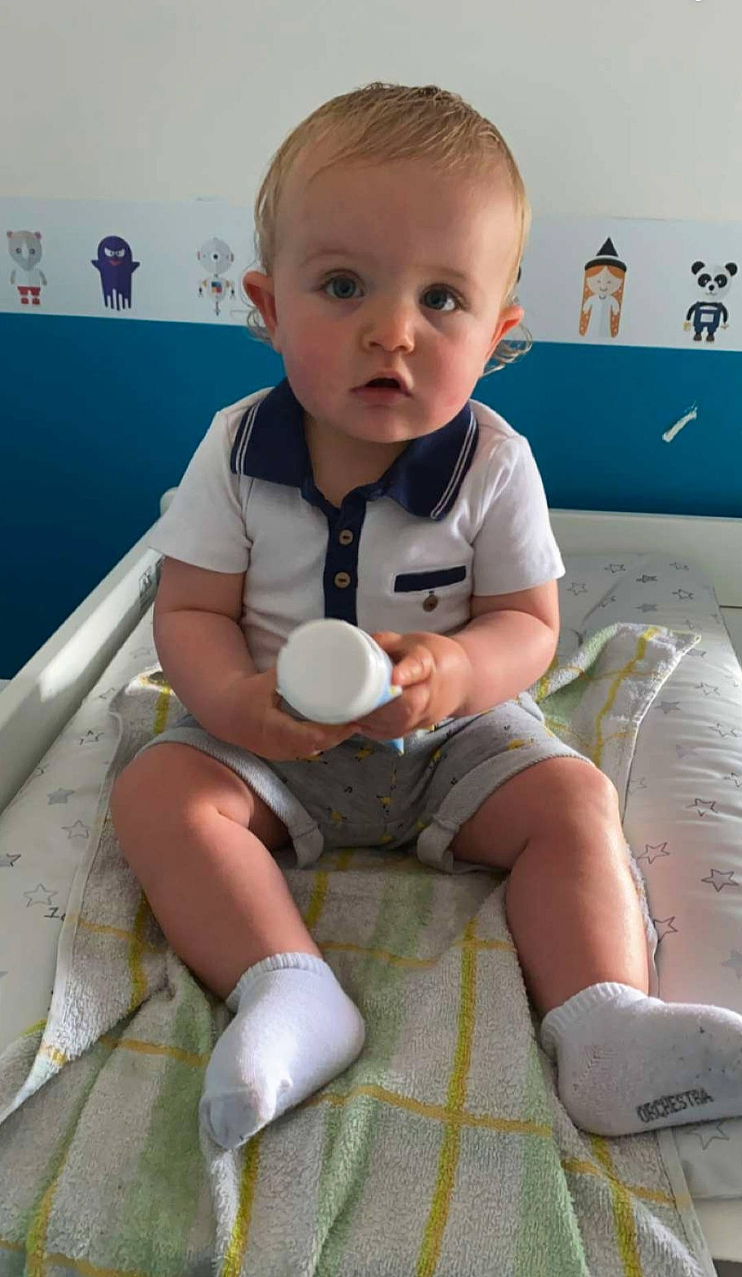 Kessim participe au concours pour gagner de l'argent avec cette photo : baby, baby_toddler_clothing, cheek, child, comfort, flooring, fun, hairstyle, happy, human_leg, knee, lap, leg, person, shorts, skin, sleeve, sock, t_shirt, thigh