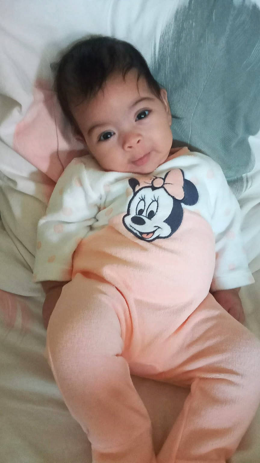 Mia a rejoint le concours — aidez-le/la à gagner de superbes lots ! arm, baby, baby_toddler_clothing, cheek, child, comfort, eye, finger, happy, linens, mouth, nose, person, pink, skin, sleeve, smile, stomach, t_shirt, thigh