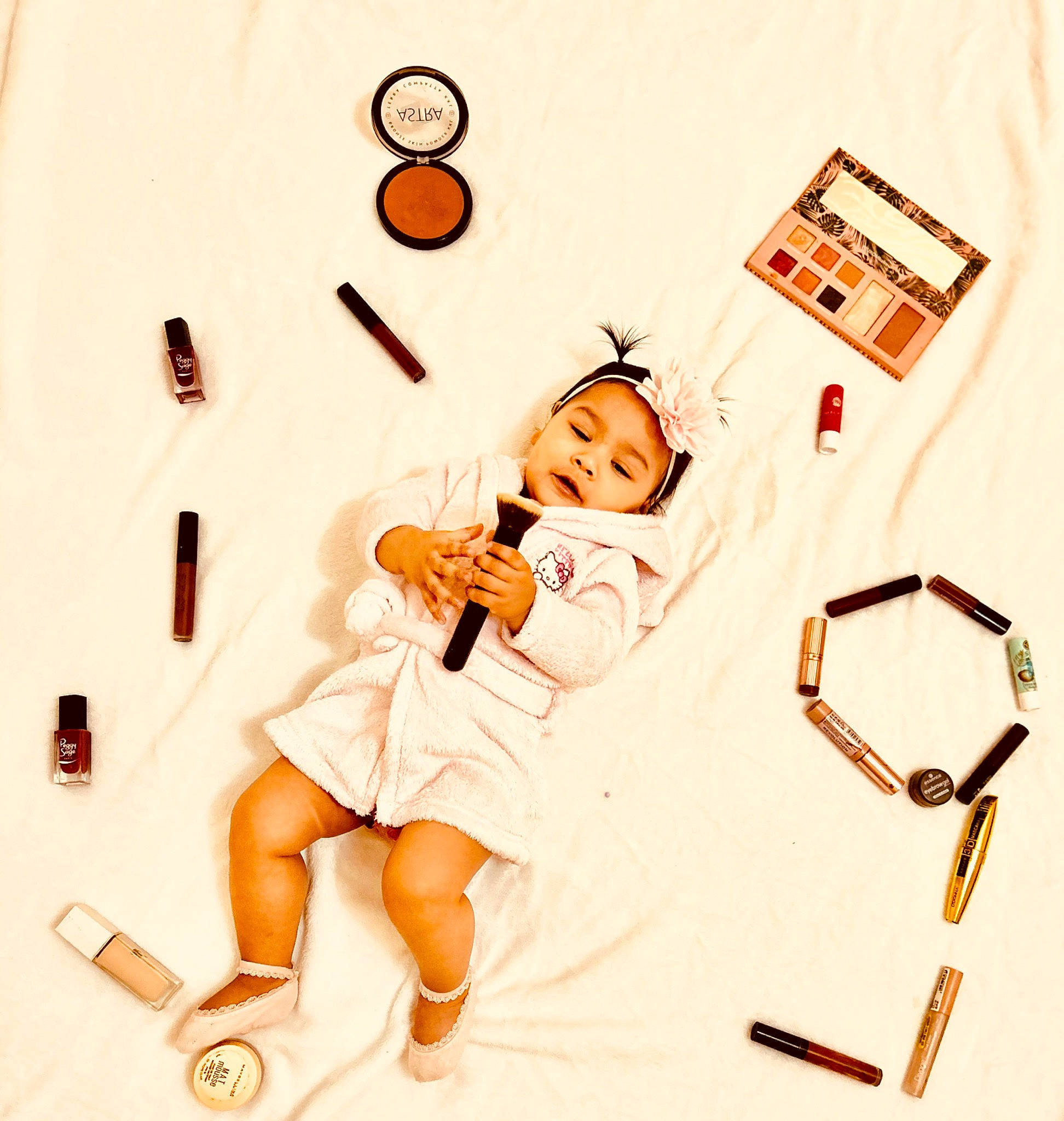 Leila participe au concours pour gagner de l'argent avec cette photo : art, baby_toddler_clothing, child, elbow, fashion_design, font, graphics, happy, headwear, illustration, linens, pattern, person, play, room, sleeve, toddler