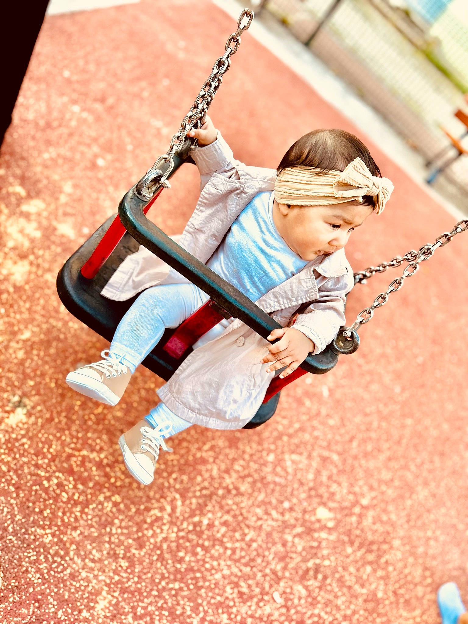 Leila a rejoint le concours — aidez-le/la à gagner de superbes lots ! baby, child, city, electric_blue, fun, grass, happy, knee, leisure, outdoor_play_equipment, people_in_nature, person, play, playground, recreation, sitting, soil, swing, toddler, tree