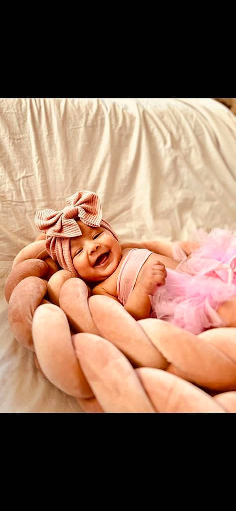 Leila participe au concours pour gagner de l'argent avec cette photo : abdomen, barefoot, chest, comfort, face, foot, hand, happy, head, headwear, human_body, human_leg, knee, linens, nail, peach, person, sitting, thigh, thumb