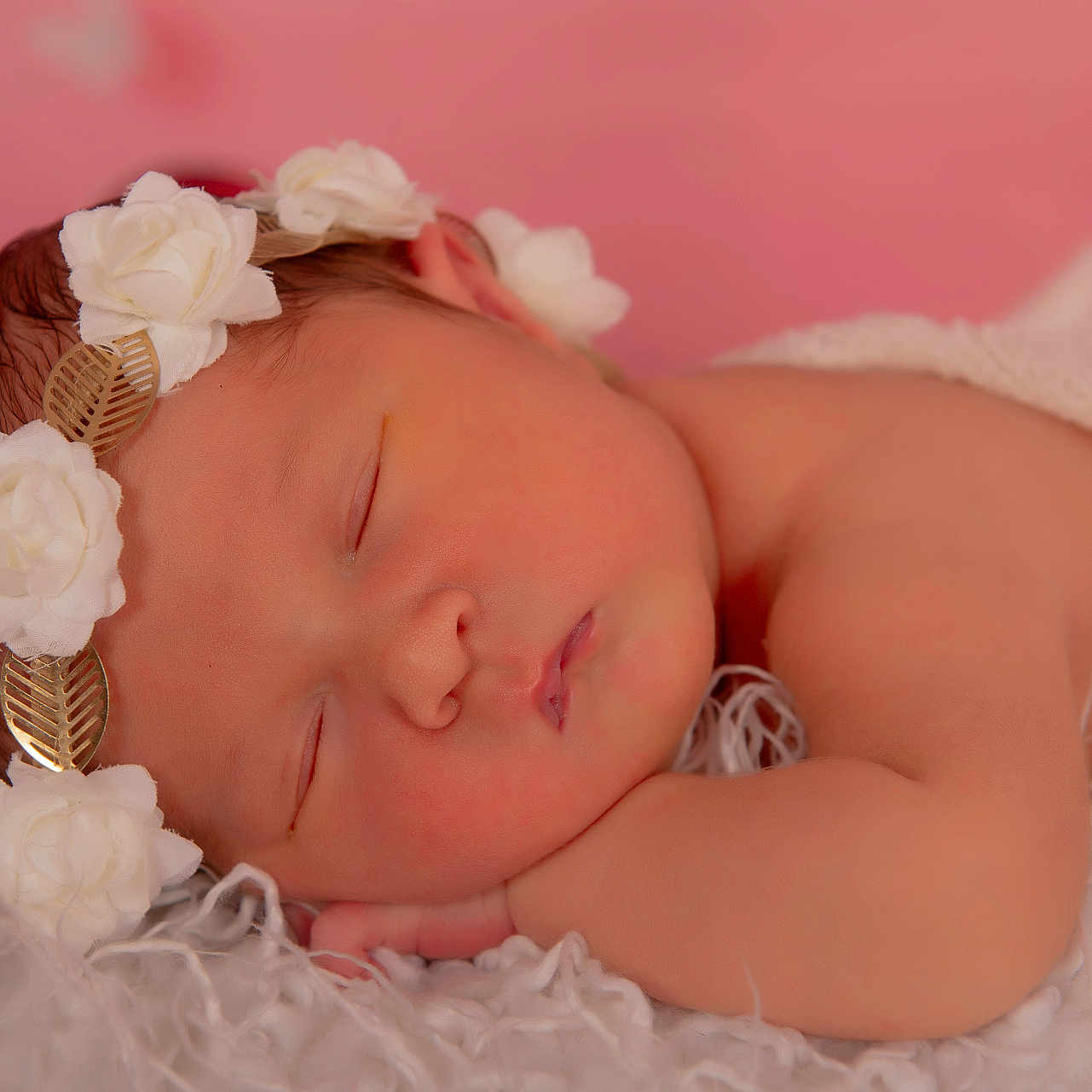 Jùlyana a rejoint le concours — aidez-le/la à gagner de superbes lots ! adorable, baby, blanket, calm, child, closeup, cute, face, flower, headband, infant, newborn, peaceful, pink, portrait, resting, skin, sleeping, soft, white