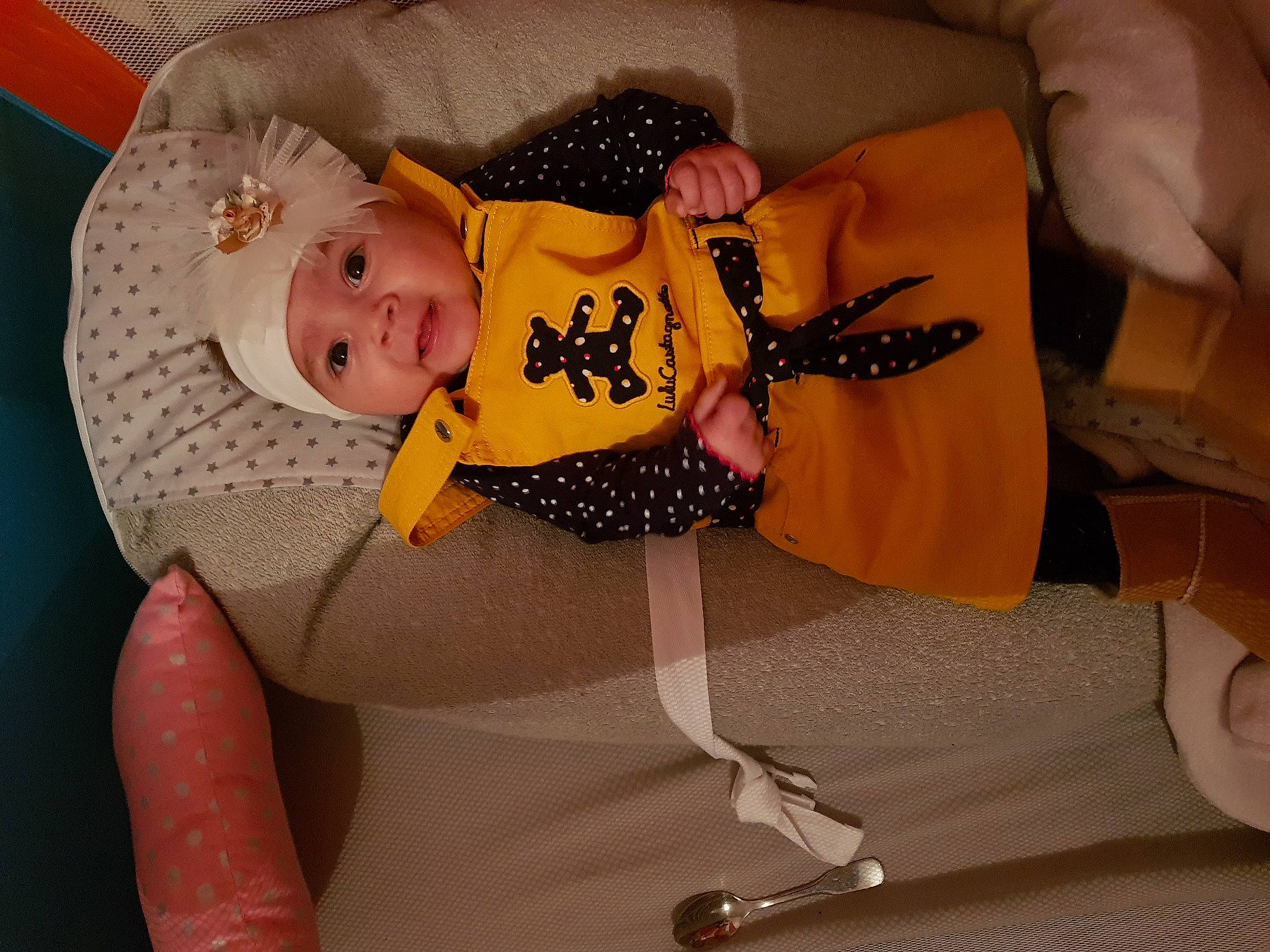 Minahil participe au concours pour gagner de l'argent avec cette photo : child, finger, girl, hand, infant, person, product, skin, toddler, yellow