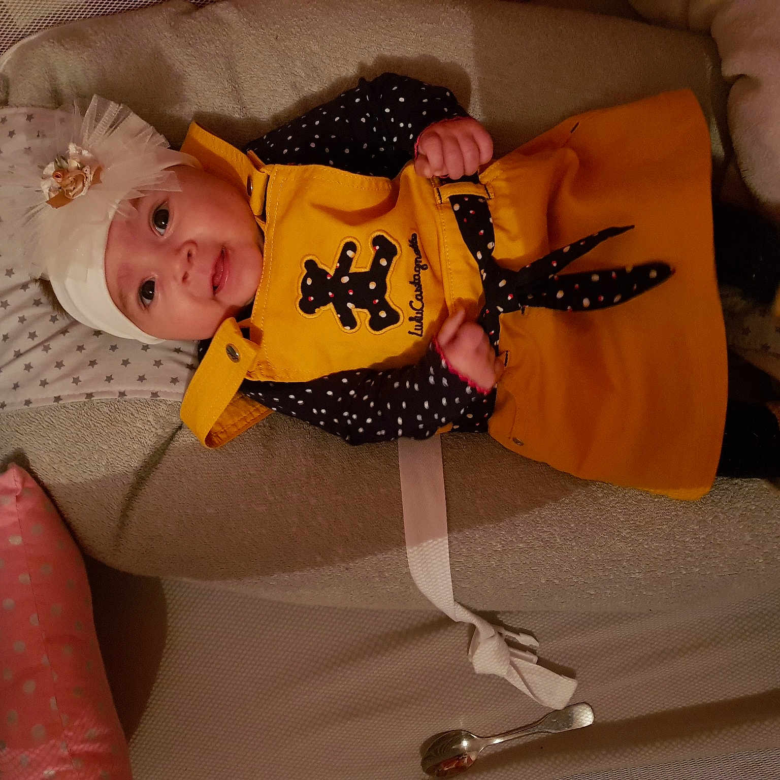 Minahil participe au concours pour gagner de l'argent avec cette photo : child, finger, girl, hand, infant, person, product, skin, toddler, yellow