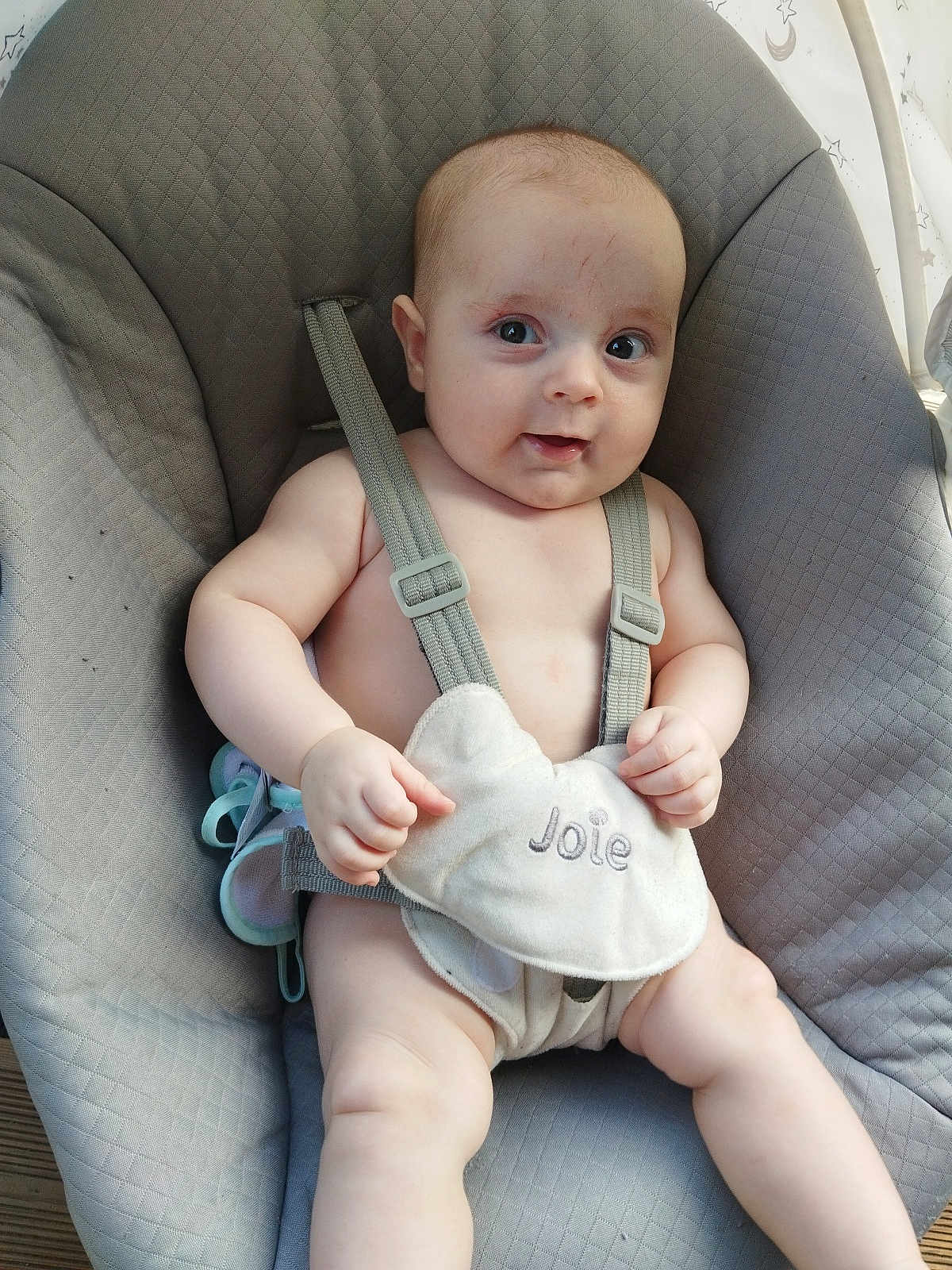 Méziane participe au concours pour gagner de l'argent avec cette photo : baby, child, infant, seat, harness, gray, cute, smile, skin, legs, arms, face, indoors, comfort, straps, sitting, looking, expression, soft, clothing