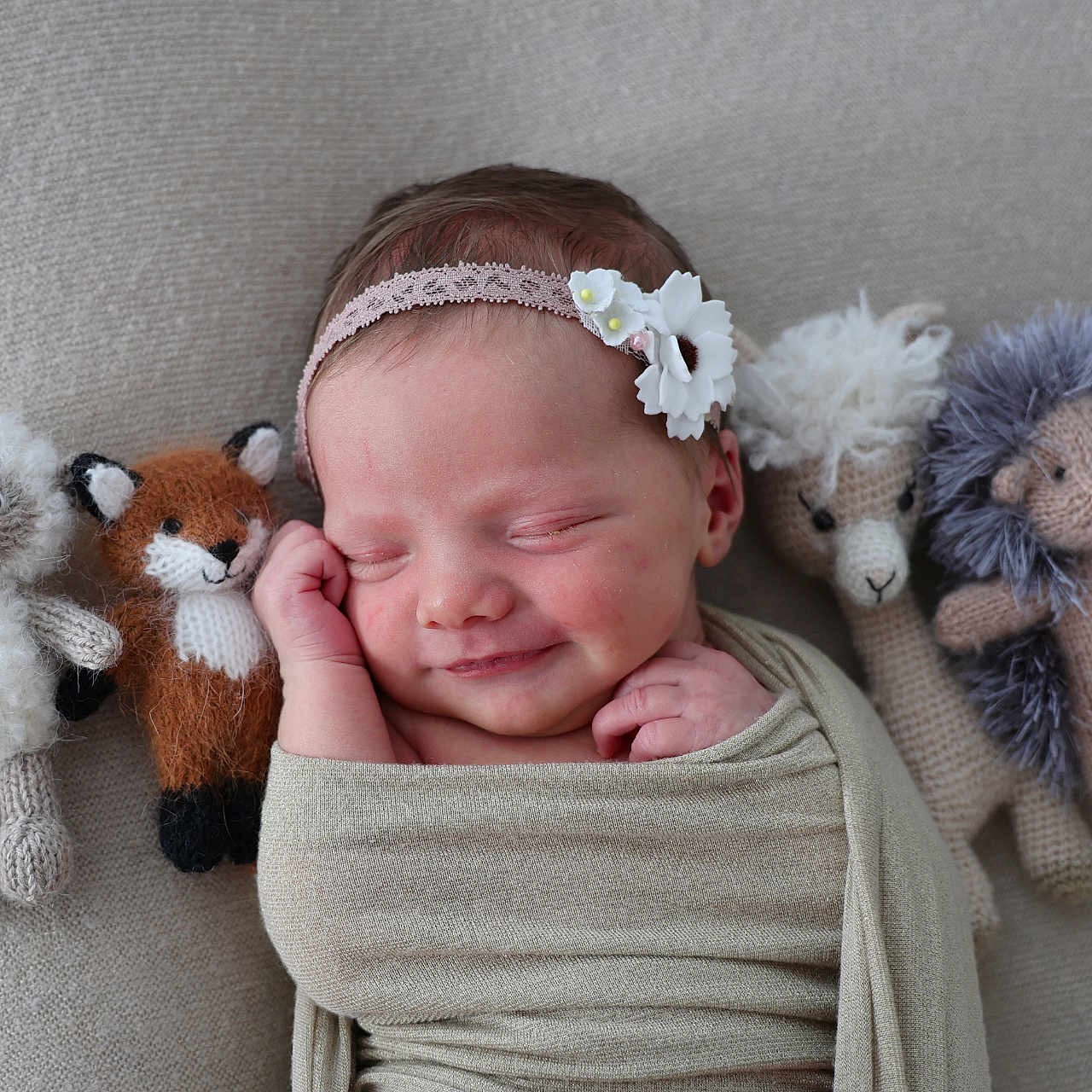 Lyana a rejoint le concours — aidez-le/la à gagner de superbes lots ! accessories, baby, blanket, bodypart, couch, face, finger, furniture, hand, head, homedecor, linen, newborn, person, photography, plush, portrait, sleeping, teddybear, toy