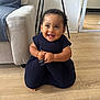 Aylee a rejoint le concours — aidez-le/la à gagner de superbes lots ! baby, child, clothing, couch, cute, dress, floor, furniture, hand, happy, home, indoor, infant, lamp, person, sitting, smiling, tooth, tripod_lamp, wooden_floor