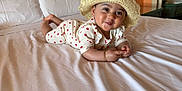 Aylee a rejoint le concours — aidez-le/la à gagner de superbes lots ! baby, bed, bedroom, child, clothing, cozy, cute, happy, hat, indoors, infant, lying_down, pillow, polka_dot, portrait, room, skin, smile, straw_hat, white_bedspread