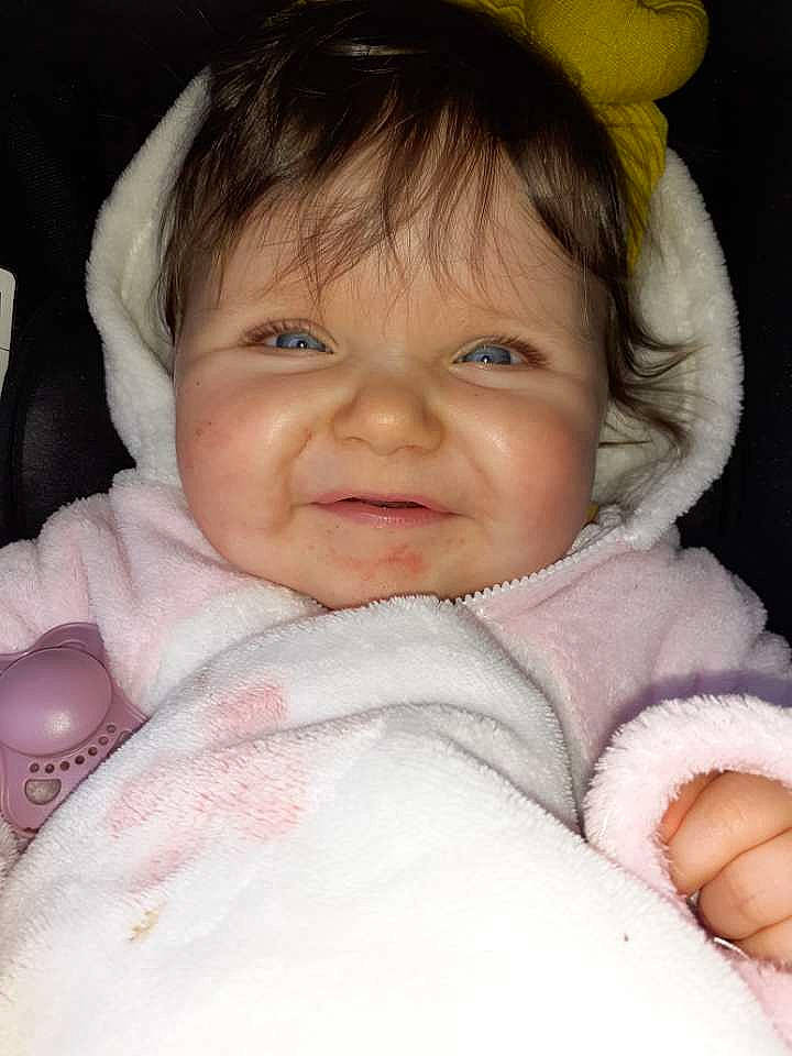 Ayana a rejoint le concours — aidez-le/la à gagner de superbes lots ! cheek, chin, comfort, ear, eye, eyebrow, face, facial_expression, finger, happy, head, iris, joy, lip, mouth, nose, person, pink, product, skin