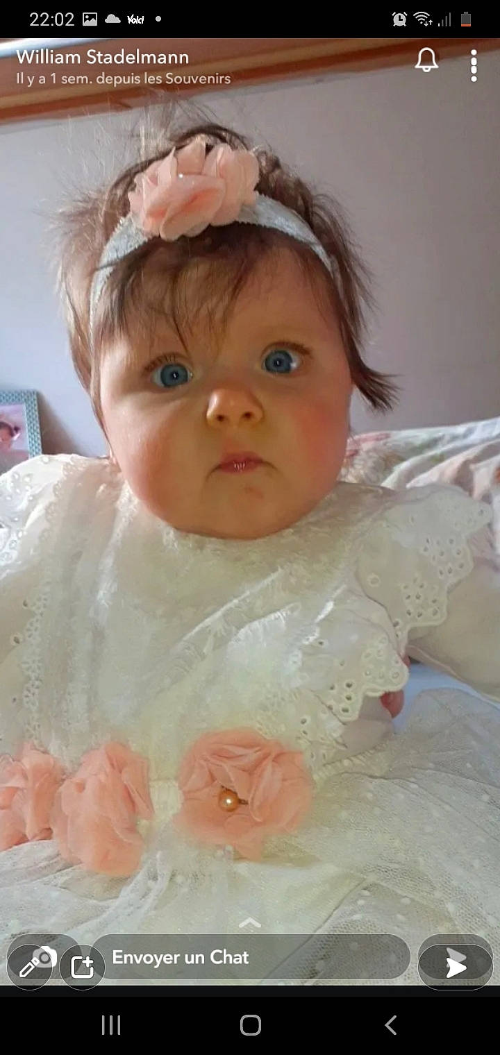 Ayana a rejoint le concours — aidez-le/la à gagner de superbes lots ! baby, bathing, bridal_accessory, cheek, dress, embellishment, eyebrow, eyelash, foam, happy, headgear, headpiece, iris, jewellery, lip, person, petal, pink, plumbing_fixture, skin