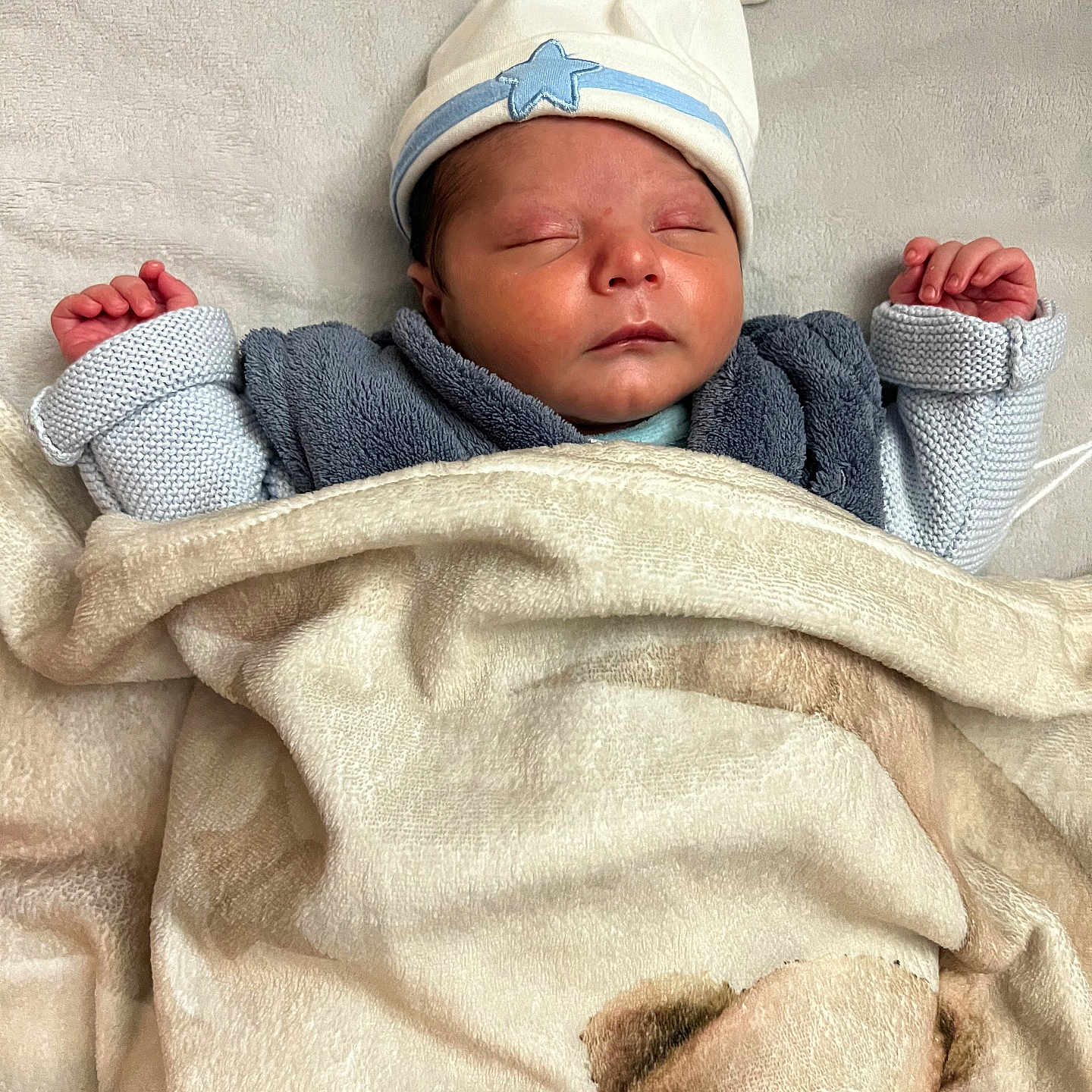 Adam Angelov participe au concours pour gagner de l'argent avec cette photo : baby, bed, bedding, blanket, child, cozy, cute, hat, indoors, infant, newborn, peaceful, person, resting, sleeping, soft, star, teddy_bear, warm, wrapped