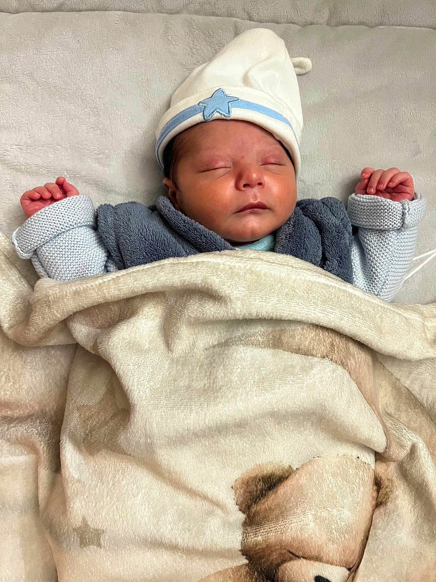 Adam Angelov participe au concours pour gagner de l'argent avec cette photo : baby, newborn, sleeping, blanket, teddy_bear, hat, star, cozy, soft, bed, bedding, child, infant, wrapped, peaceful, cute, resting, warm, person, indoors