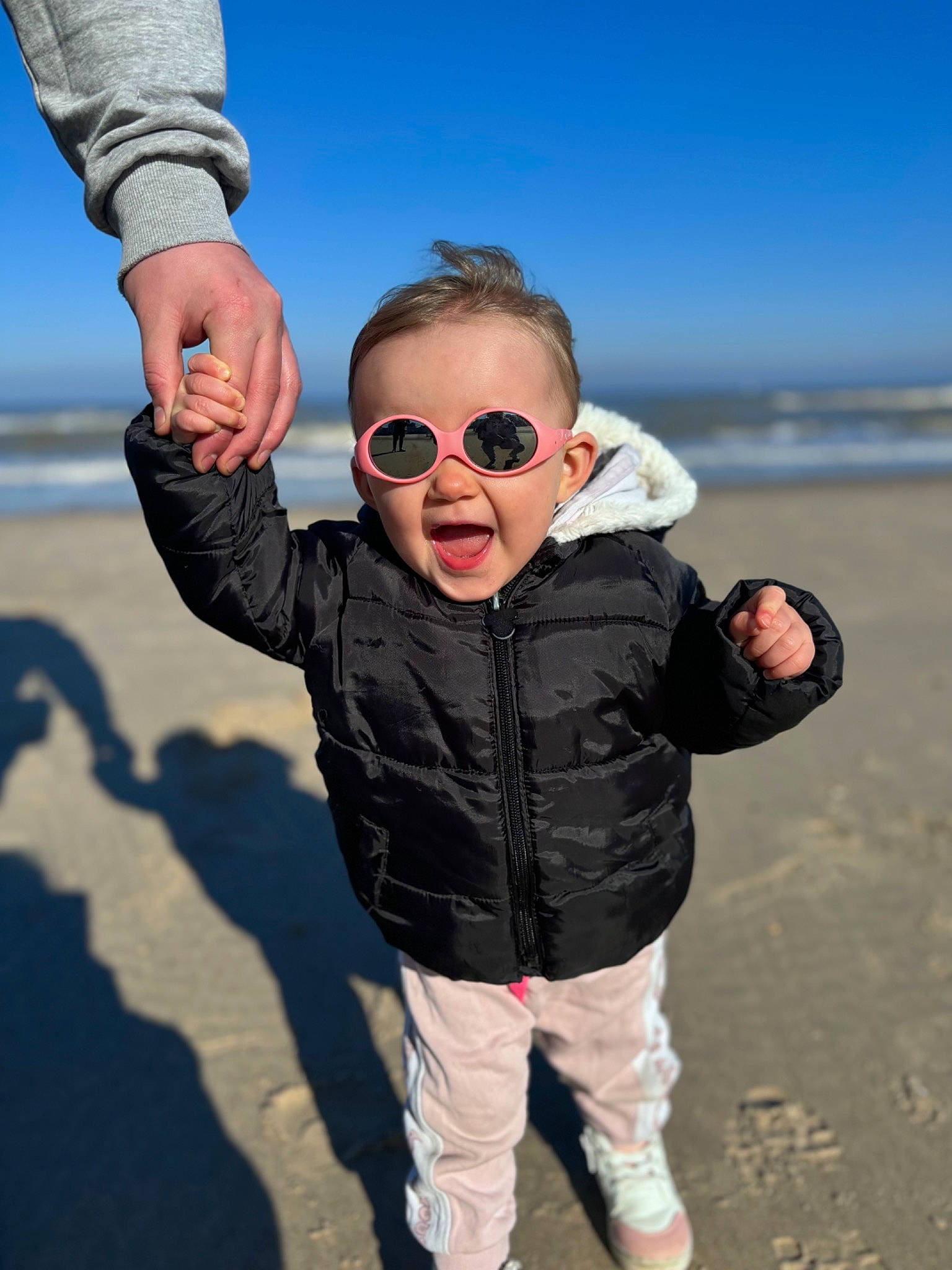 Lea a rejoint le concours — aidez-le/la à gagner de superbes lots ! cool, eyewear, fun, gesture, goggles, happy, landscape, leisure, morning, people_in_nature, people_on_beach, person, plant, sky, sleeve, sunglasses, thumb, toddler, travel, vision_care