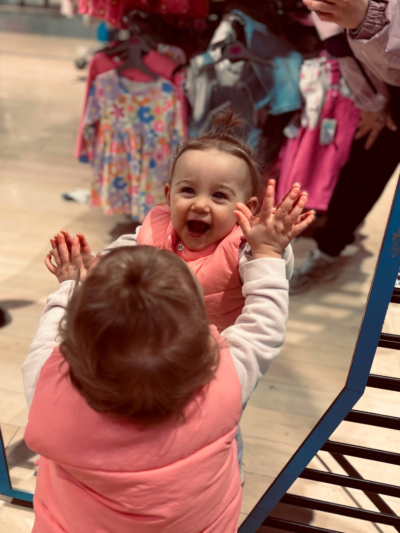 Lea participe au concours pour gagner de l'argent avec cette photo : adaptation, child, crowd, event, fun, gesture, hairstyle, hand, happy, interaction, leisure, person, pink, recreation, skin, smile, t_shirt, temple, toddler, tradition