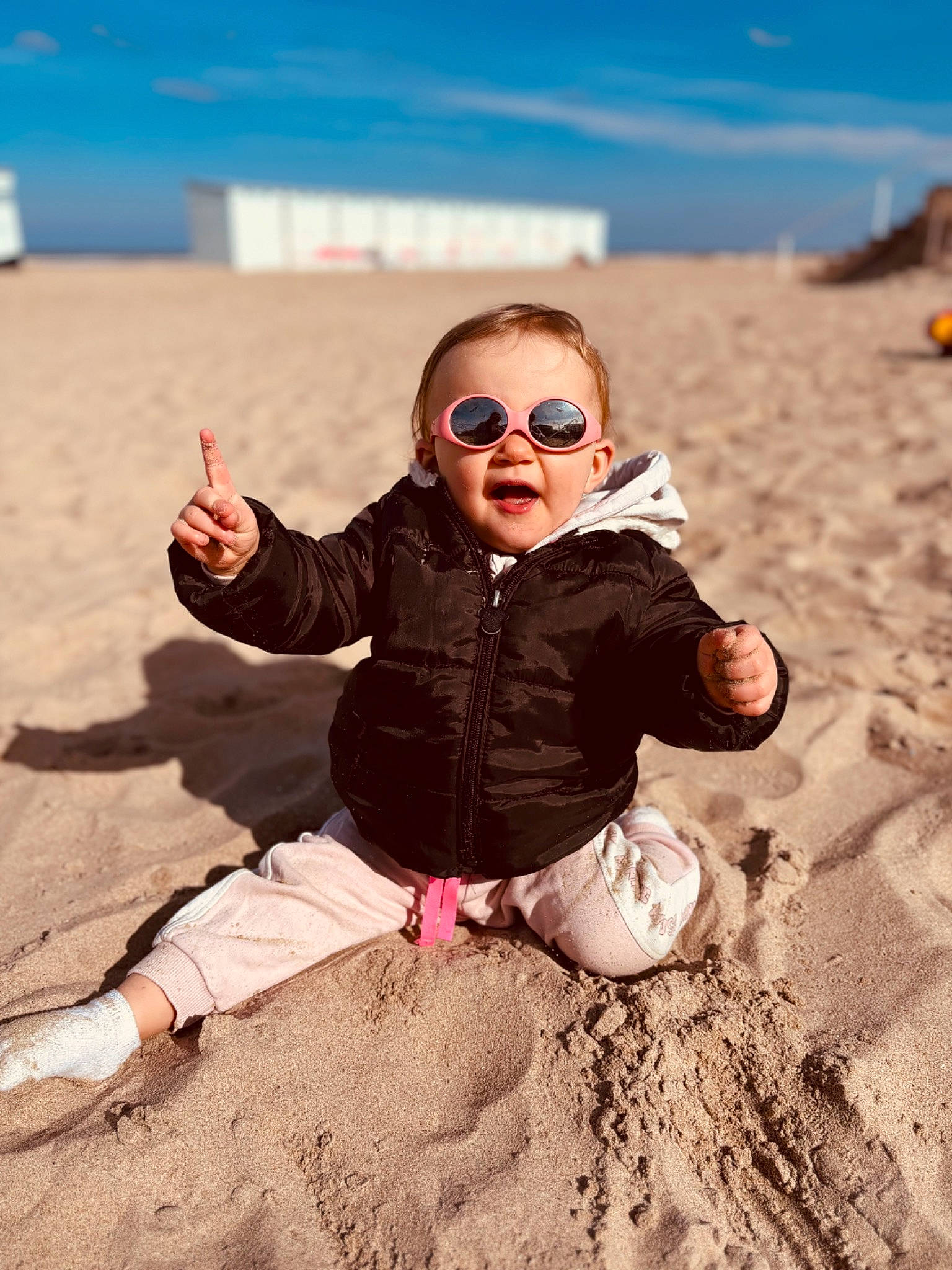 Lea a rejoint le concours — aidez-le/la à gagner de superbes lots ! aeolian_landform, beach, body_of_water, cool, ecoregion, eyewear, fun, goggles, happy, landscape, leisure, natural_environment, people_in_nature, people_on_beach, person, sand, summer, sunglasses, toddler, travel