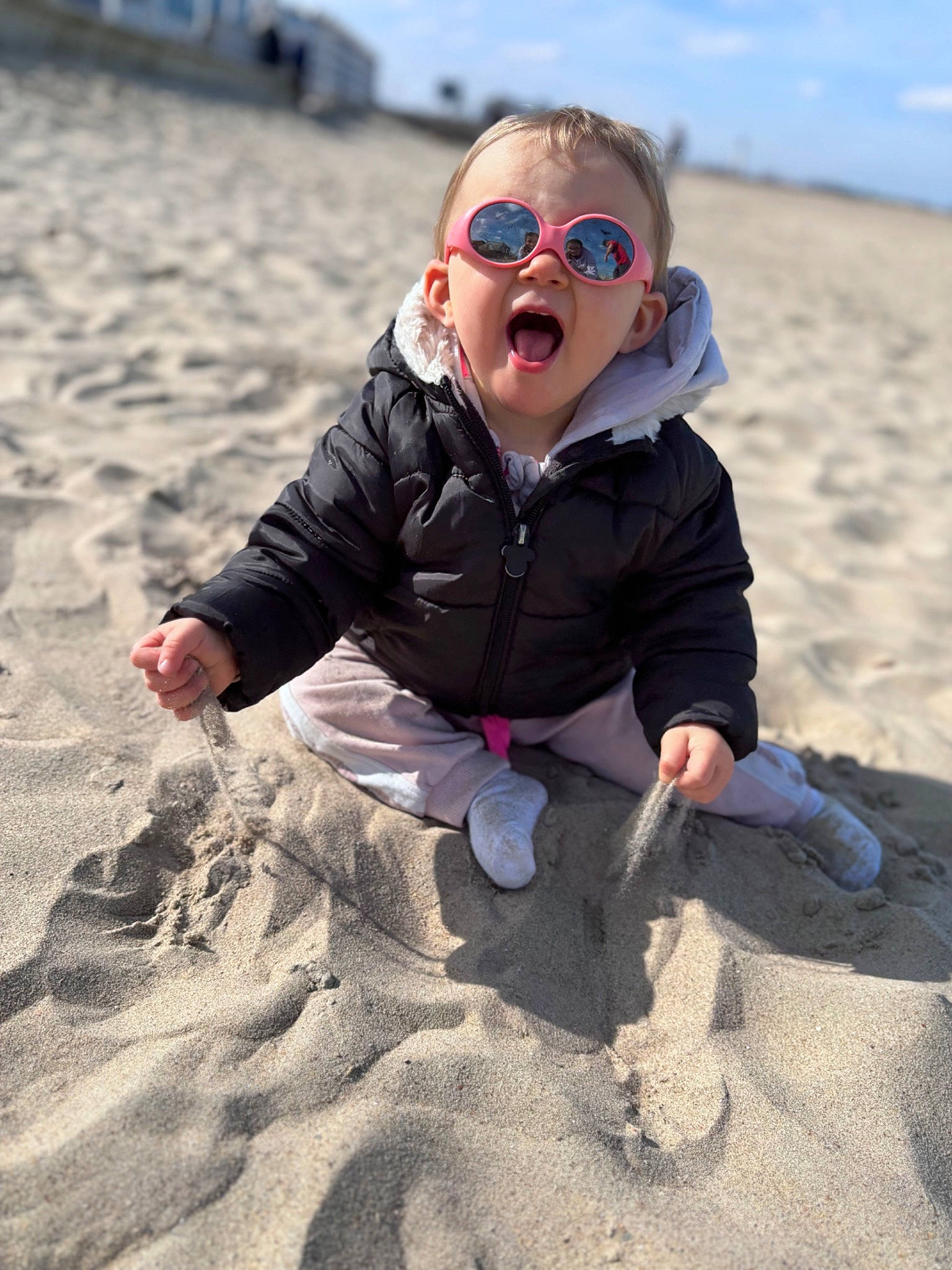 Lea participe au concours pour gagner de l'argent avec cette photo : aeolian_landform, beach, eyewear, fun, geology, goggles, happy, horizon, landscape, ocean, people_in_nature, person, play, sand, shadow, sitting, sky, soil, sunglasses, toddler