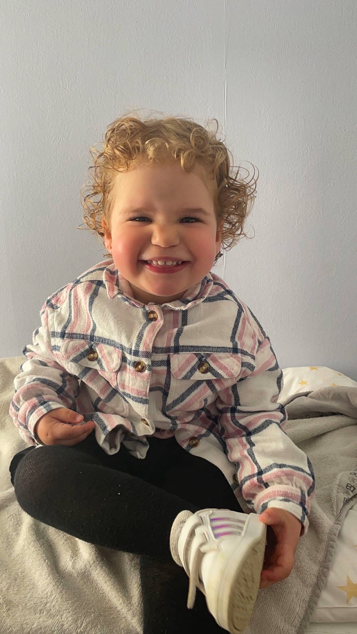 Elya participe au concours pour gagner de l'argent avec cette photo : baby, baby_toddler_clothing, blond, cheek, child, comfort, dress, face, facial_expression, finger, fun, happy, head, iris, joy, leg, person, skin, sleeve, smile