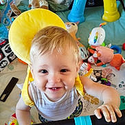 Naé participe au concours pour gagner de l'argent avec cette photo : toddler, child, smiling, blond_hair, toy, play_mat, indoor, cute, happy, plush, baby, colorful, hand, face, person, clothing, infant, playtime, eyes, cheerful