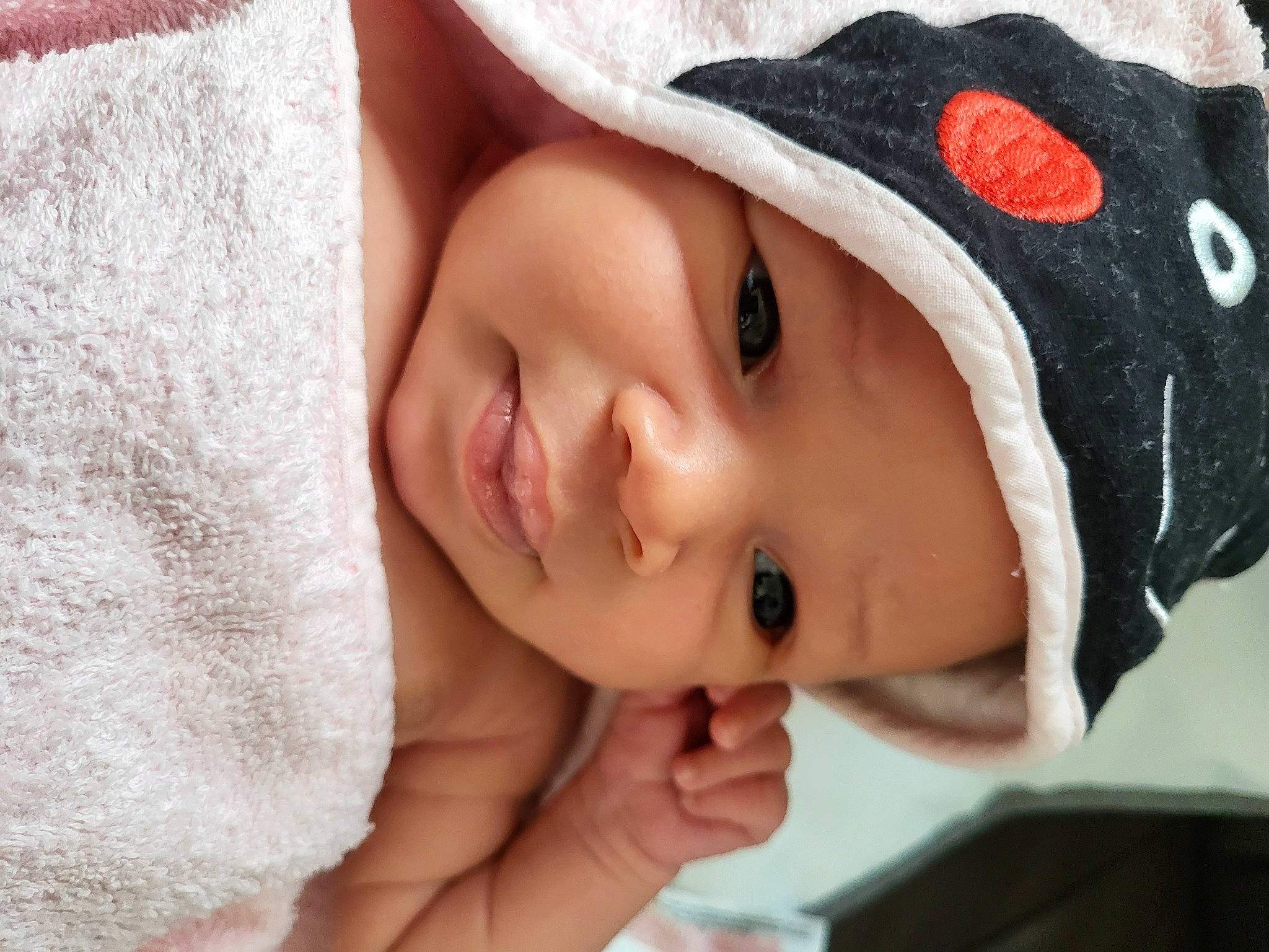 Nelyah participe au concours pour gagner de l'argent avec cette photo : baby, cap, cheek, chin, comfort, eye, eyebrow, eyelash, face, gesture, happy, headgear, headwear, lip, mouth, neck, nose, person, skin, sleeve