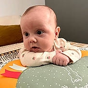 Aria a rejoint le concours — aidez-le/la à gagner de superbes lots ! baby, infant, face, hands, cushion, polka_dots, clothing, sleeves, bed, pillow, indoor, skin, eyes, ear, expression, curious, resting, soft, young_child, closeup