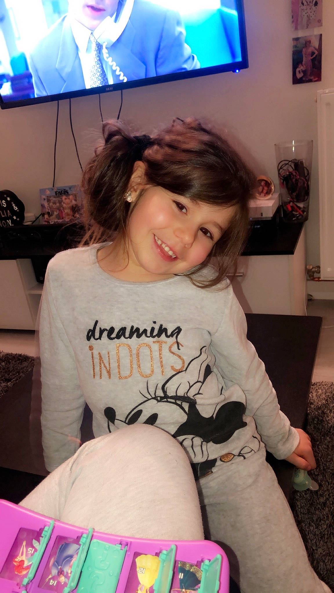 Clélia a rejoint le concours — aidez-le/la à gagner de superbes lots ! arm, black_hair, brown_hair, finger, fun, hair, joint, joy, leg, long_hair, person, room, shoulder, t_shirt, thigh