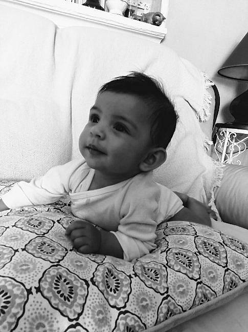 Nina a rejoint le concours — aidez-le/la à gagner de superbes lots ! baby, bed, bedtime, birth, black_and_white, child, linens, monochrome, monochrome_photography, person, photography, room, smile, style, toddler