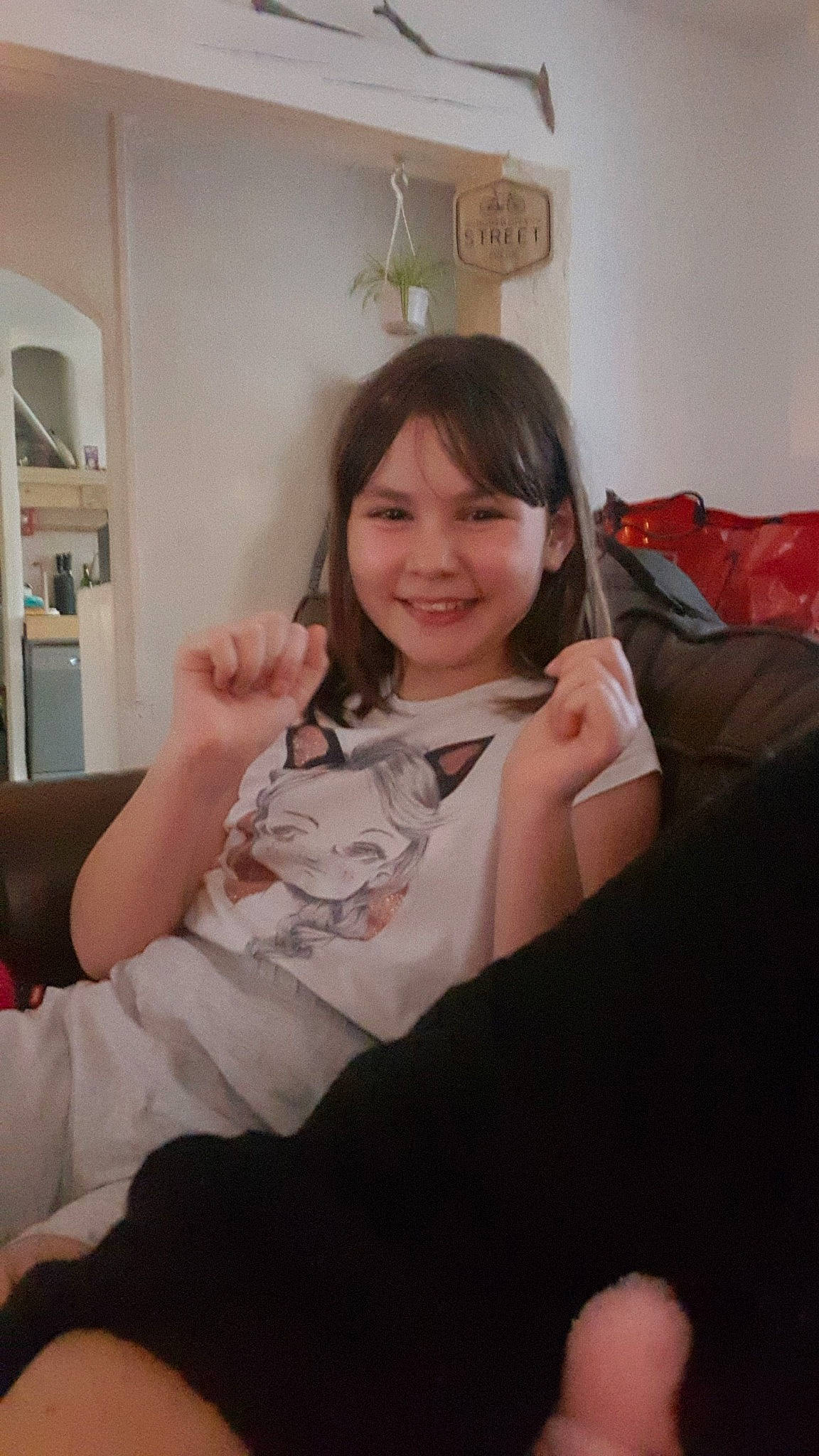 Anahé a rejoint le concours — aidez-le/la à gagner de superbes lots ! arm, black_hair, finger, gesture, joy, leg, long_hair, person, sitting, thumb