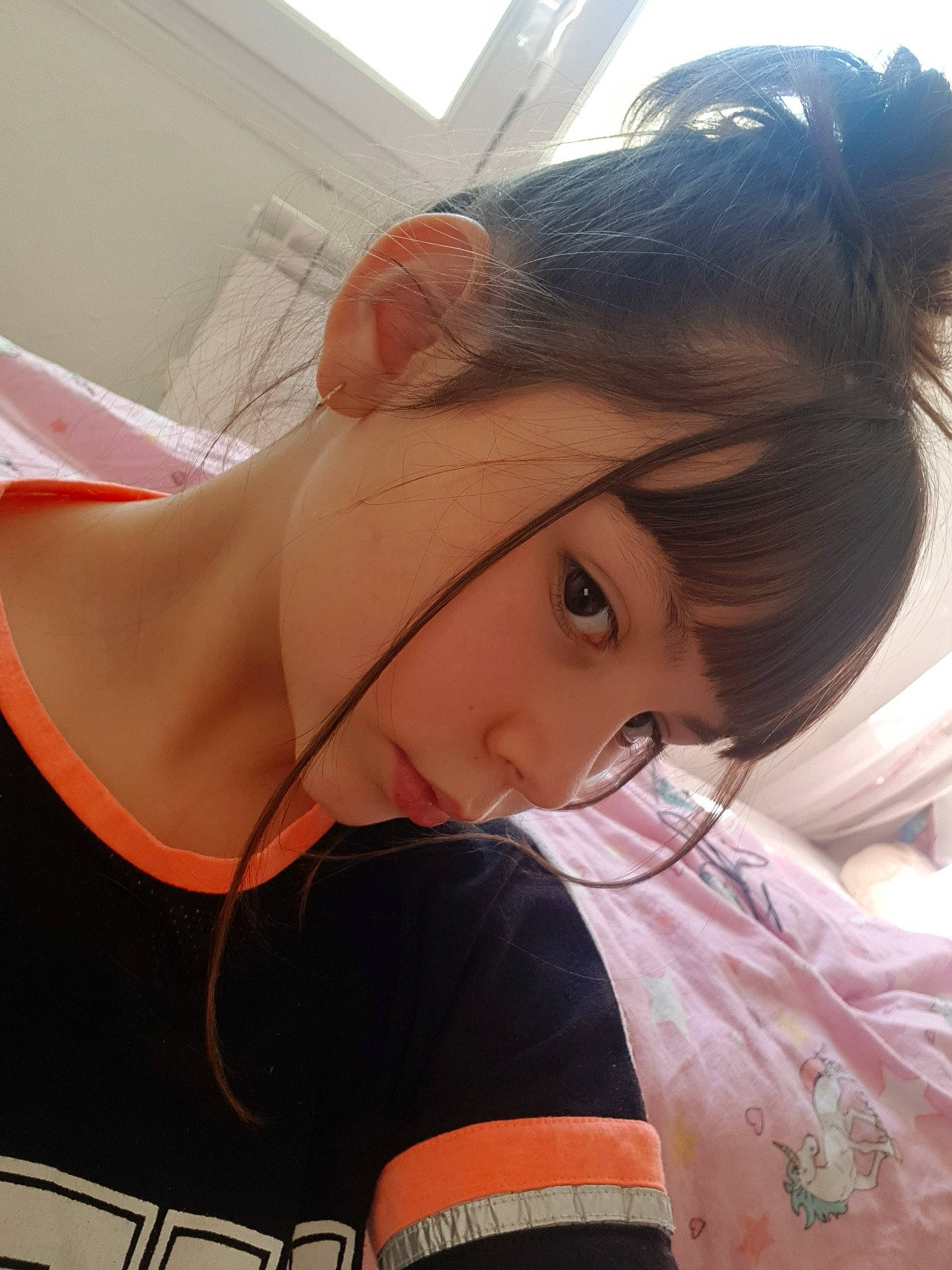 Anahé a rejoint le concours — aidez-le/la à gagner de superbes lots ! bangs, black_hair, brown_hair, cool, costume, ear, eye, hair, hair_coloring, hairstyle, hime_cut, lip, long_hair, mouth, neck, nose, person, photography, pink, selfie