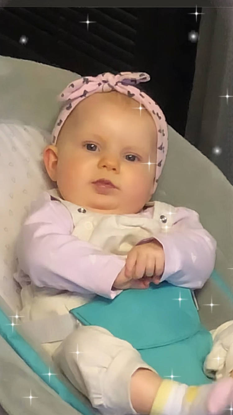 Laly a rejoint le concours — aidez-le/la à gagner de superbes lots ! baby, baby_products, baby_toddler_clothing, cheek, child, comfort, eye, eyebrow, eyelash, facial_expression, fashion_accessory, fun, happy, headband, headpiece, iris, person, pink, sitting, skin