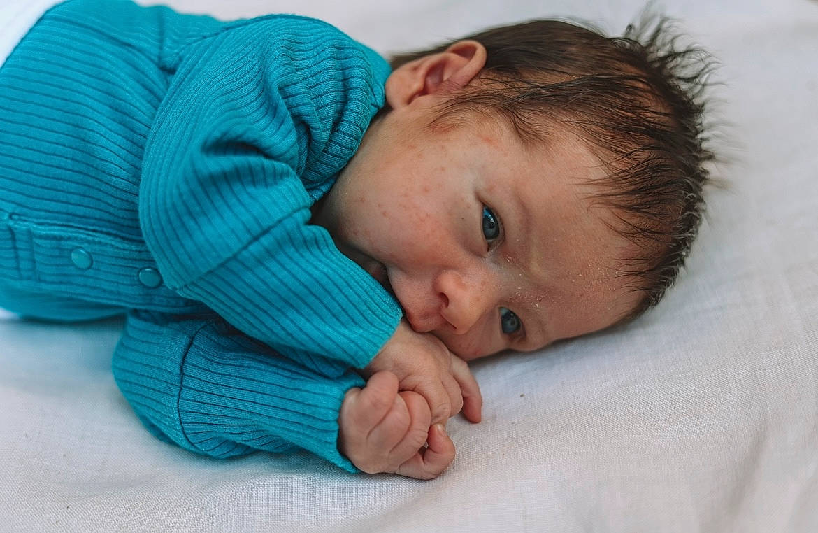 Coen is registered to the contest to win money with this photo: baby, baby_toddler_clothing, cheek, child, collar, comfort, grass, linens, person, portrait_photography, skin, sleep, sleeve, textile, toddler