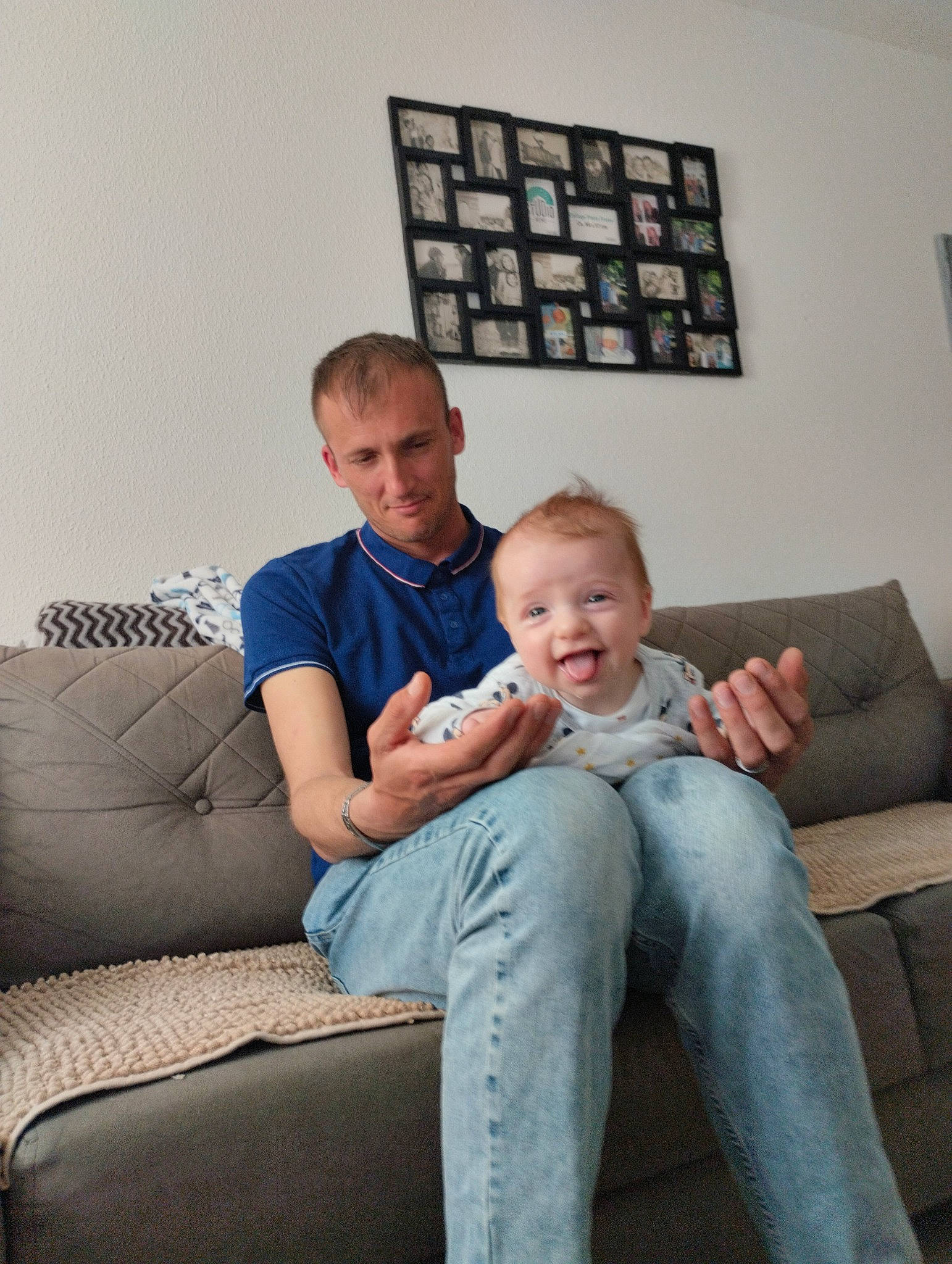 Aylan participe au concours pour gagner de l'argent avec cette photo : comfort, couch, event, facial_hair, flash_photography, fun, happy, joy, knee, lap, leg, leisure, living_room, person, picture_frame, room, shoulder, sitting, smile, t_shirt