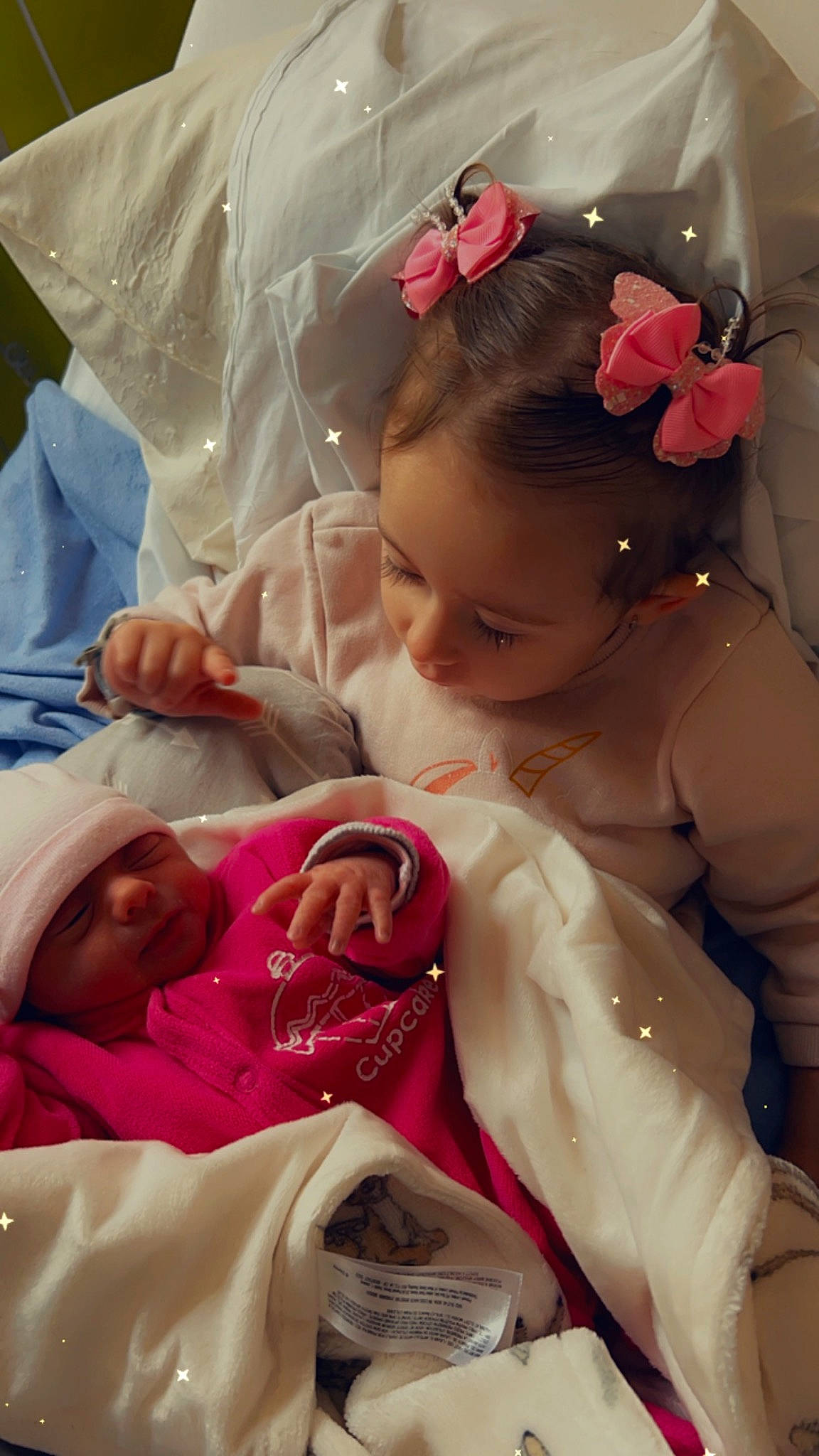 Judith a rejoint le concours — aidez-le/la à gagner de superbes lots ! baby, baby_products, baby_toddler_clothing, bridal_accessory, cheek, child, comfort, event, facial_expression, fashion_accessory, hair_accessory, happy, headband, headpiece, headwear, jewellery, peach, person, pink, skin