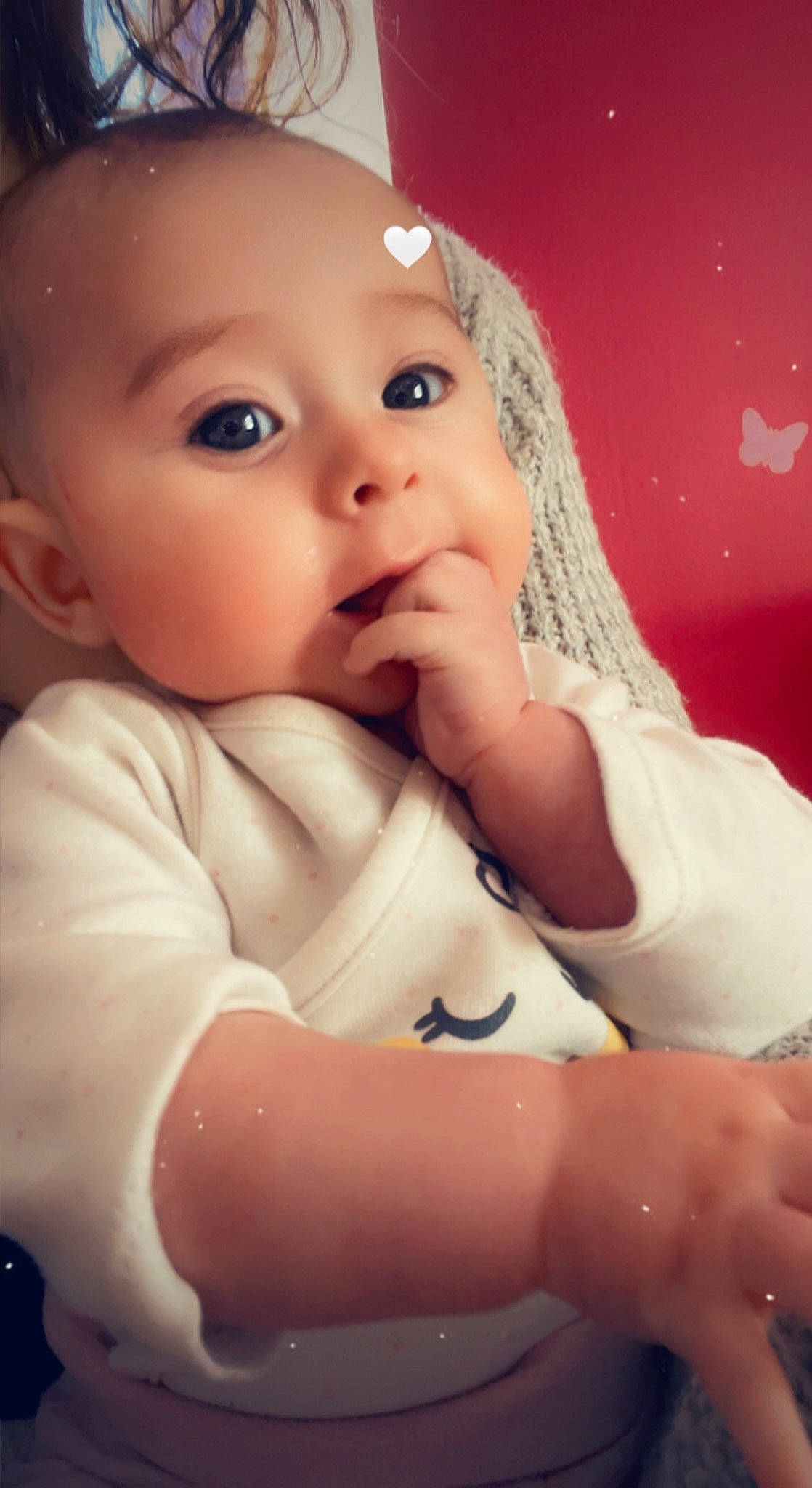 Shayna a rejoint le concours — aidez-le/la à gagner de superbes lots ! baby, baby_toddler_clothing, cheek, child, dress, eye, eyebrow, eyelash, finger, flash_photography, gesture, hand, happy, human_body, lip, nail, nose, person, skin, thumb