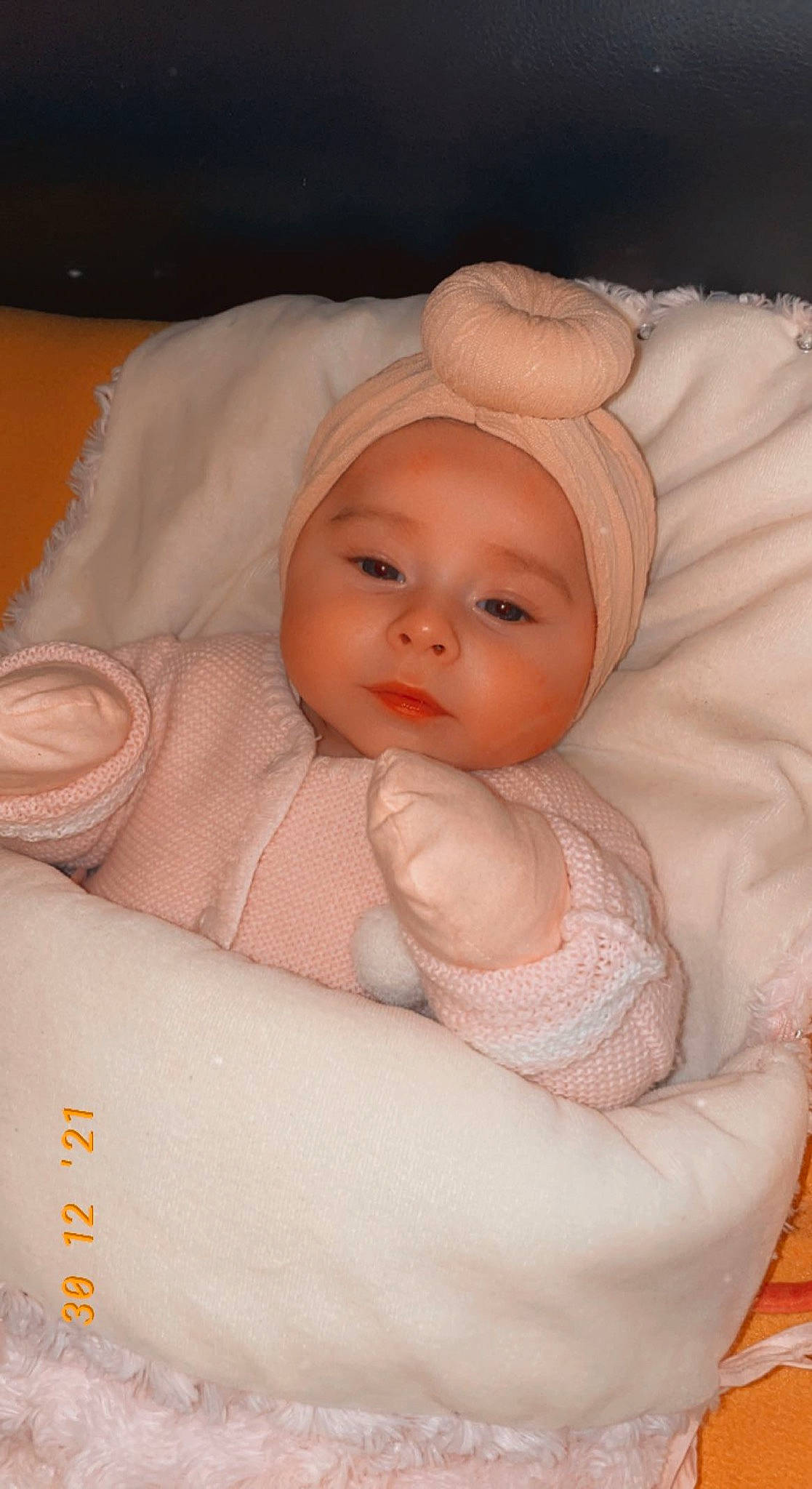 Shayna a rejoint le concours — aidez-le/la à gagner de superbes lots ! baby, baby_products, baby_safety, baby_sleeping, baby_toddler_clothing, beanie, bedtime, cheek, child, comfort, event, hat, headgear, headwear, linens, lip, peach, person, pink, room