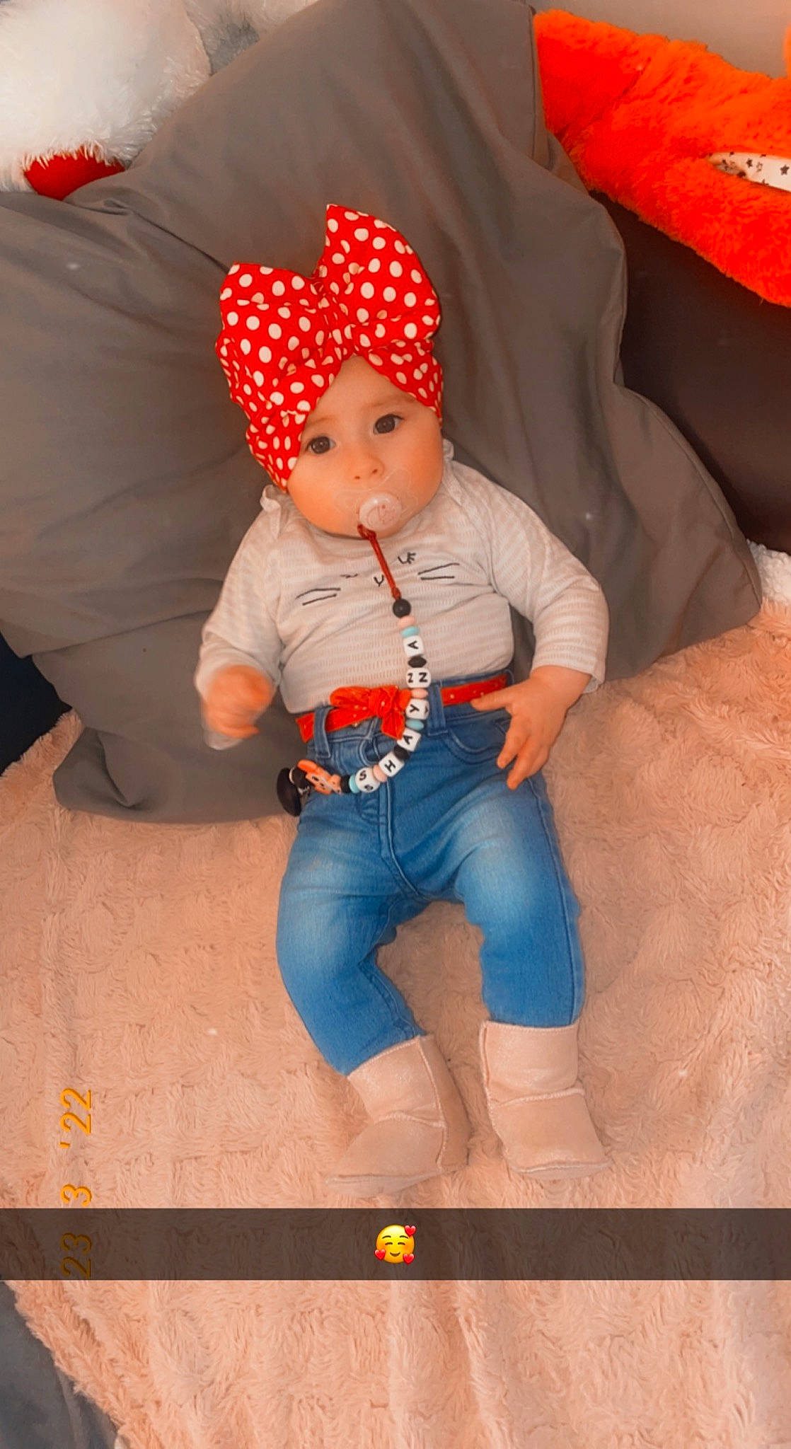 Shayna a rejoint le concours — aidez-le/la à gagner de superbes lots ! baby, baby_products, baby_sleeping, baby_toddler_clothing, beanie, cap, carmine, child, comfort, fictional_character, fun, headwear, knit_cap, orange, pattern, person, red, sitting, sleeve, t_shirt