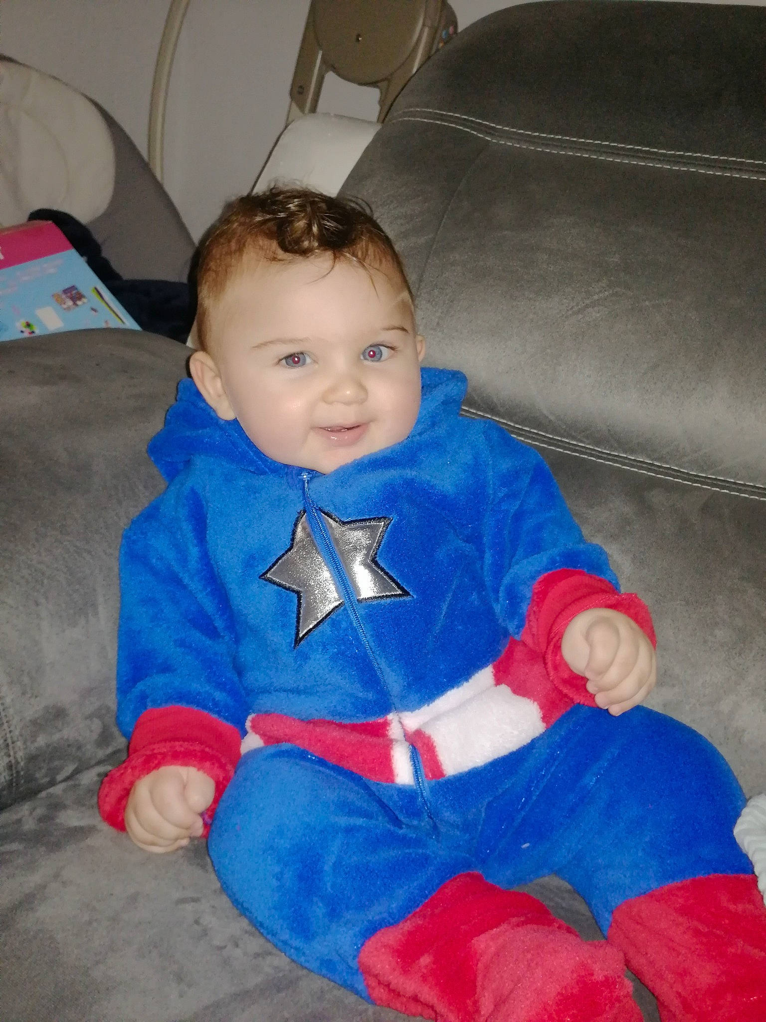 Fabio participe au concours pour gagner de l'argent avec cette photo : baby, baby_products, baby_toddler_clothing, car_seat, car_seat_cover, carmine, chair, cheek, child, comfort, couch, electric_blue, eye, flooring, fun, lap, person, play, sitting, sleeve