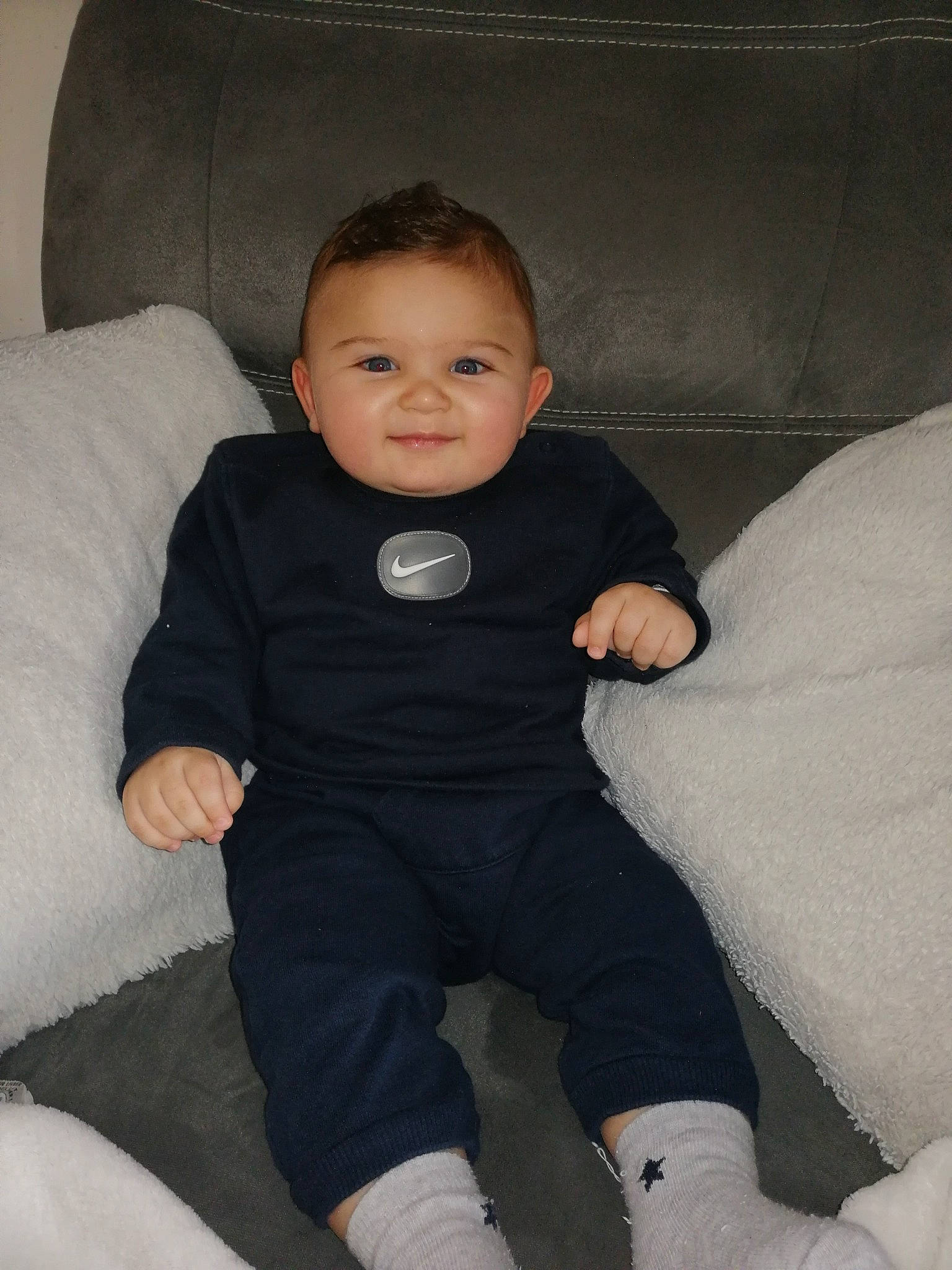 Fabio participe au concours pour gagner de l'argent avec cette photo : baby, baby_toddler_clothing, cheek, comfort, couch, facial_expression, finger, flash_photography, fun, iris, joy, knee, lap, leg, person, product, skin, sleeve, smile, standing