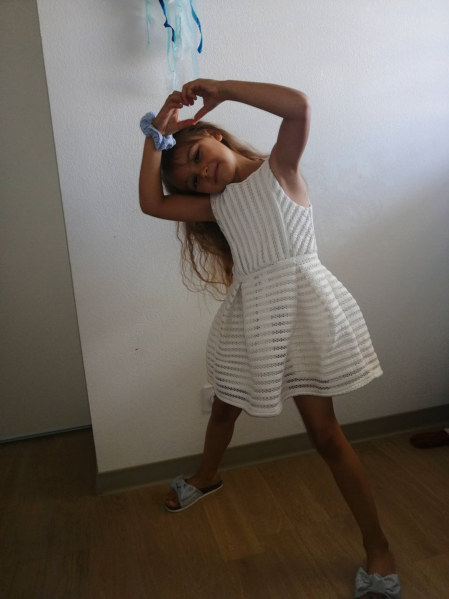 Carla a rejoint le concours — aidez-le/la à gagner de superbes lots ! balance, blond, chest, day_dress, dress, elbow, fashion_design, flash_photography, flooring, gesture, happy, hardwood, human_leg, joint, knee, leg, one_piece_garment, person, thigh, waist