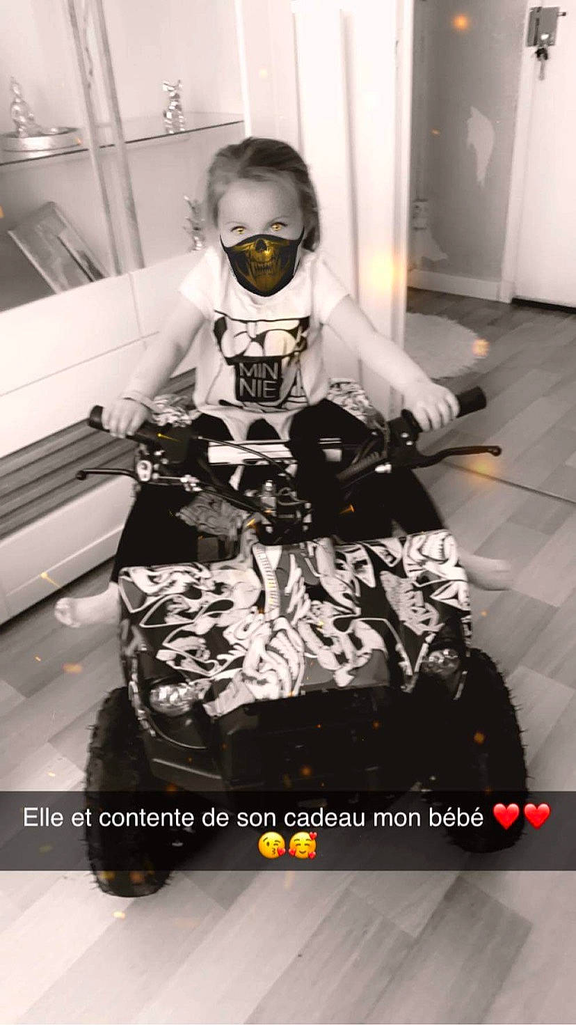 Maelys participe au concours pour gagner de l'argent avec cette photo : boot, carmine, costume, costume_design, eyewear, fashion_design, fictional_character, flooring, formal_wear, glove, goggles, headgear, helmet, mask, person, personal_protective_equipment, recreation, sitting, sports_gear, sunglasses