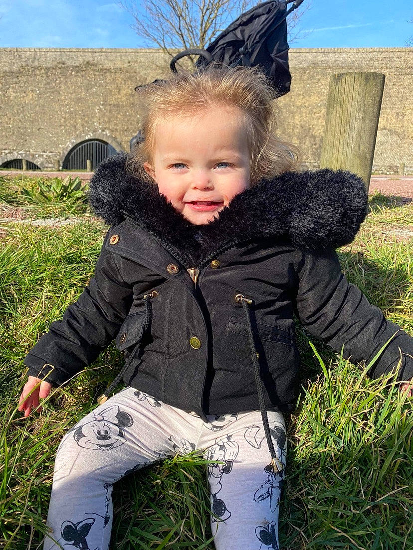 Maelys participe au concours pour gagner de l'argent avec cette photo : blond, child, flash_photography, fun, grass, grassland, happy, iris, jacket, leisure, outerwear, people_in_nature, person, plant, sitting, sky, sleeve, smile, toddler, tree