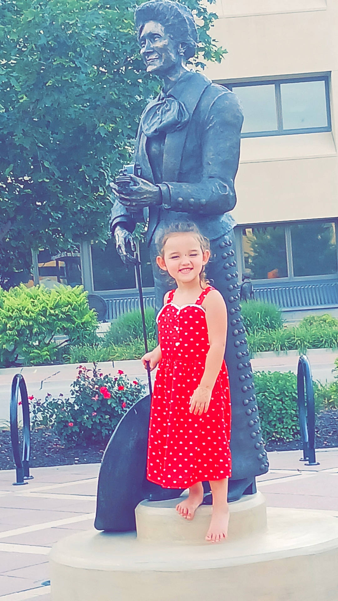 Jimma is registered to the contest to win money with this photo: beauty, electric_blue, flower, gesture, hairstyle, happy, hat, joy, leisure, magenta, person, photograph, pink, plant, sculpture, shoulder, statue, summer, tree, vertebrate