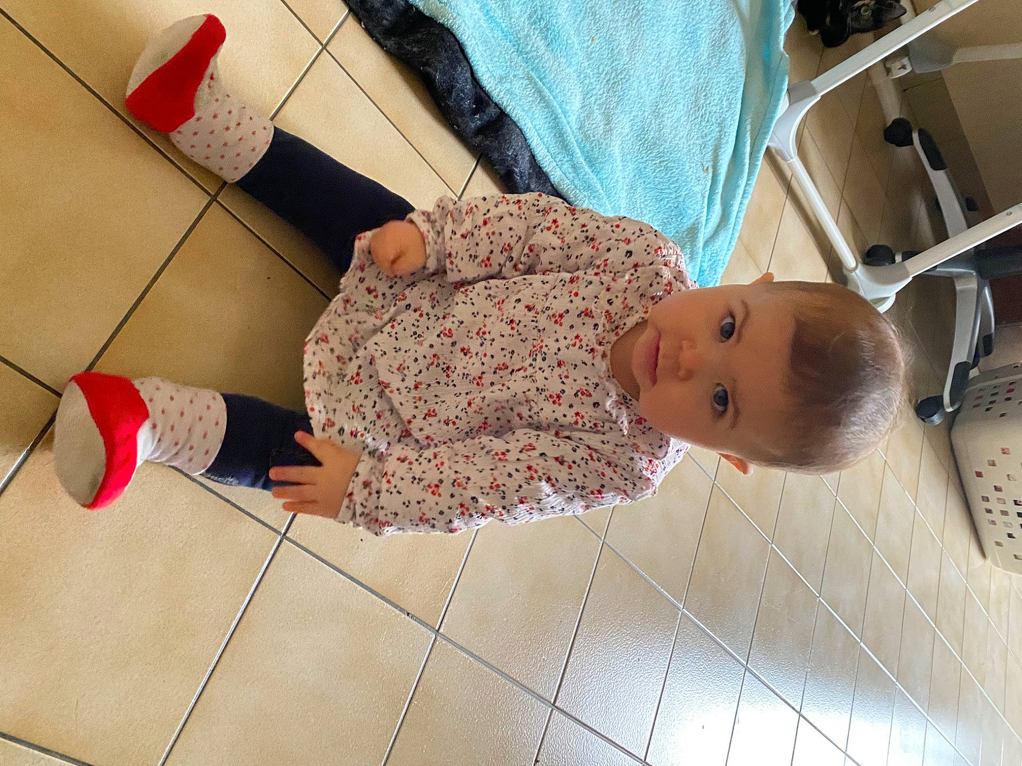 Mia a rejoint le concours — aidez-le/la à gagner de superbes lots ! baby, baby_toddler_clothing, beauty, child, comfort, dress, floor, flooring, foot, hardwood, human_leg, knee, leg, mammal, pattern, person, room, skin, thigh, toddler
