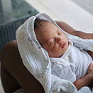 Liam a rejoint le concours — aidez-le/la à gagner de superbes lots ! baby, sleeping, blanket, white_clothing, infant, closeup, person, arms, soft_texture, peaceful, resting, cute, newborn, indoor, portrait, wrapped, child, tender, comfort, calm