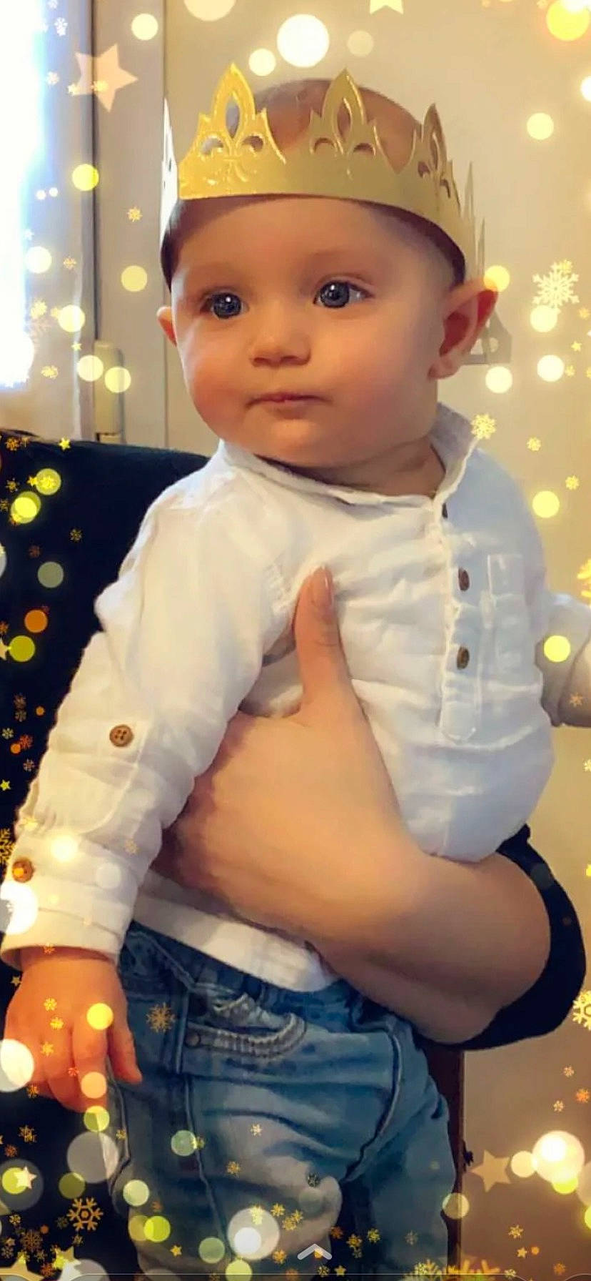 Marin participe au concours pour gagner de l'argent avec cette photo : baby, baby_toddler_clothing, cap, cheek, chest, elbow, eye, face, finger, fun, gesture, happy, lip, nose, skin, sleeve, thumb, toddler, trunk, white