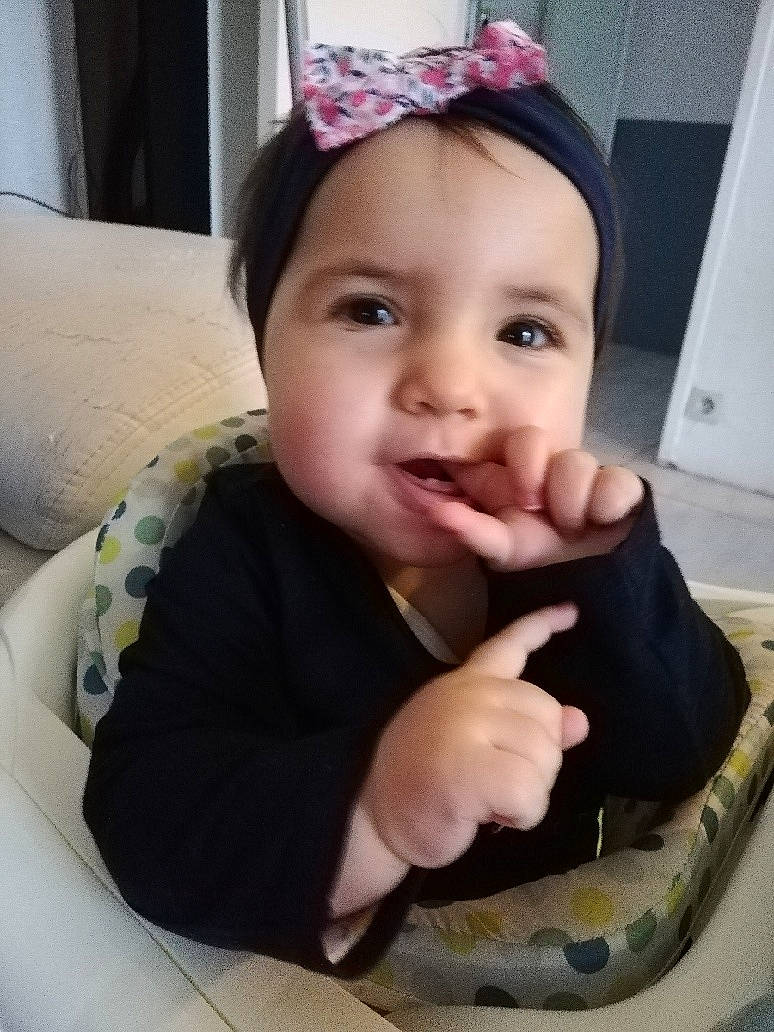 Maï-lee a rejoint le concours — aidez-le/la à gagner de superbes lots ! arm, baby, cap, cheek, ear, eye, eyebrow, eyelash, finger, gesture, happy, headgear, lip, mouth, neck, nose, outerwear, person, skin, sleeve