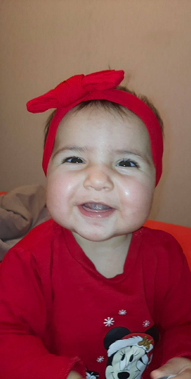 Maï-lee participe au concours pour gagner de l'argent avec cette photo : baby, cheek, clothing, eye, eyebrow, eyelash, forehead, hair, happy, human_body, iris, jaw, joy, lip, mouth, neck, nose, person, red, skin