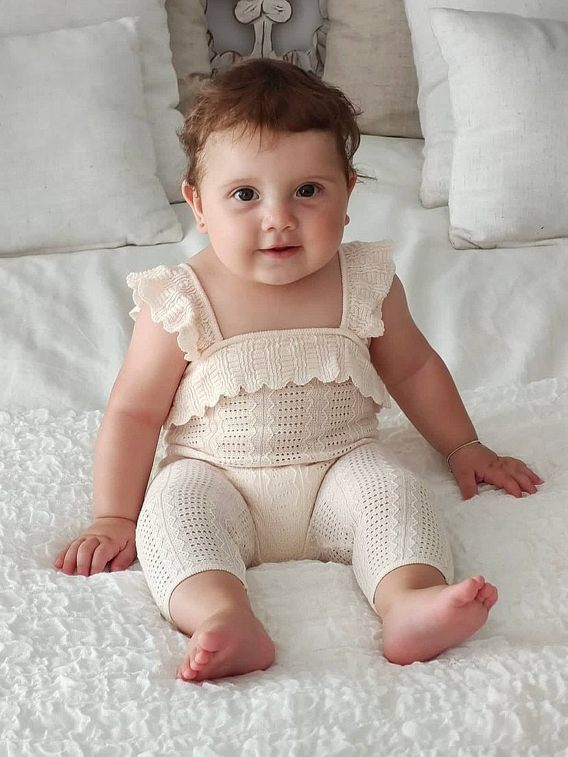Jasmyne participe au concours pour gagner de l'argent avec cette photo : baby_toddler_clothing, cheek, comfort, eye, face, hair, hand, head, human_body, iris, joint, knee, leg, lip, neck, person, skin, sleeve, stomach, textile