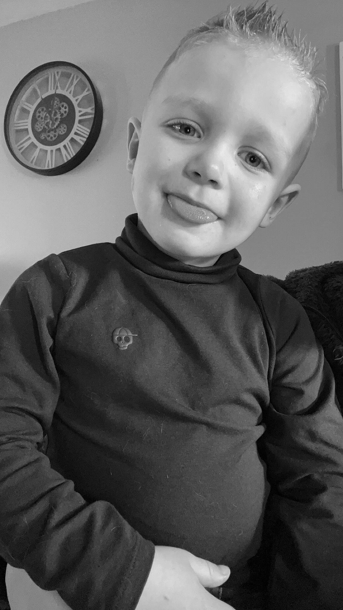 Ethan a rejoint le concours — aidez-le/la à gagner de superbes lots ! baby, black, cheek, child, circle, eye, flash_photography, happy, head, long_sleeved_t_shirt, monochrome, monochrome_photography, nose, person, sitting, sleeve, smile, t_shirt, toddler, vintage_clothing